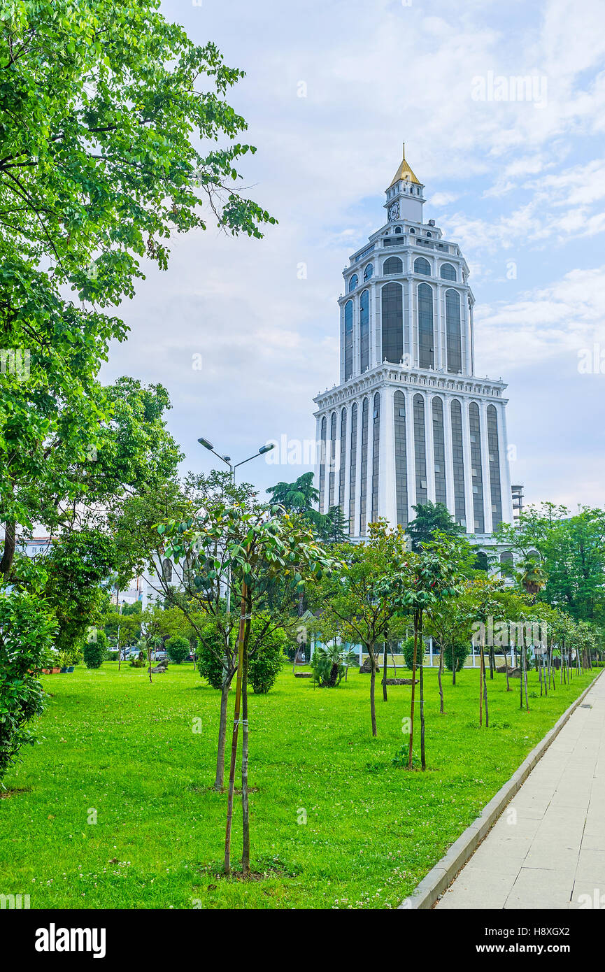 Der moderne Uhrturm wird durch das Grün des Batumi Boulevard, Georgia gesehen. Stockfoto