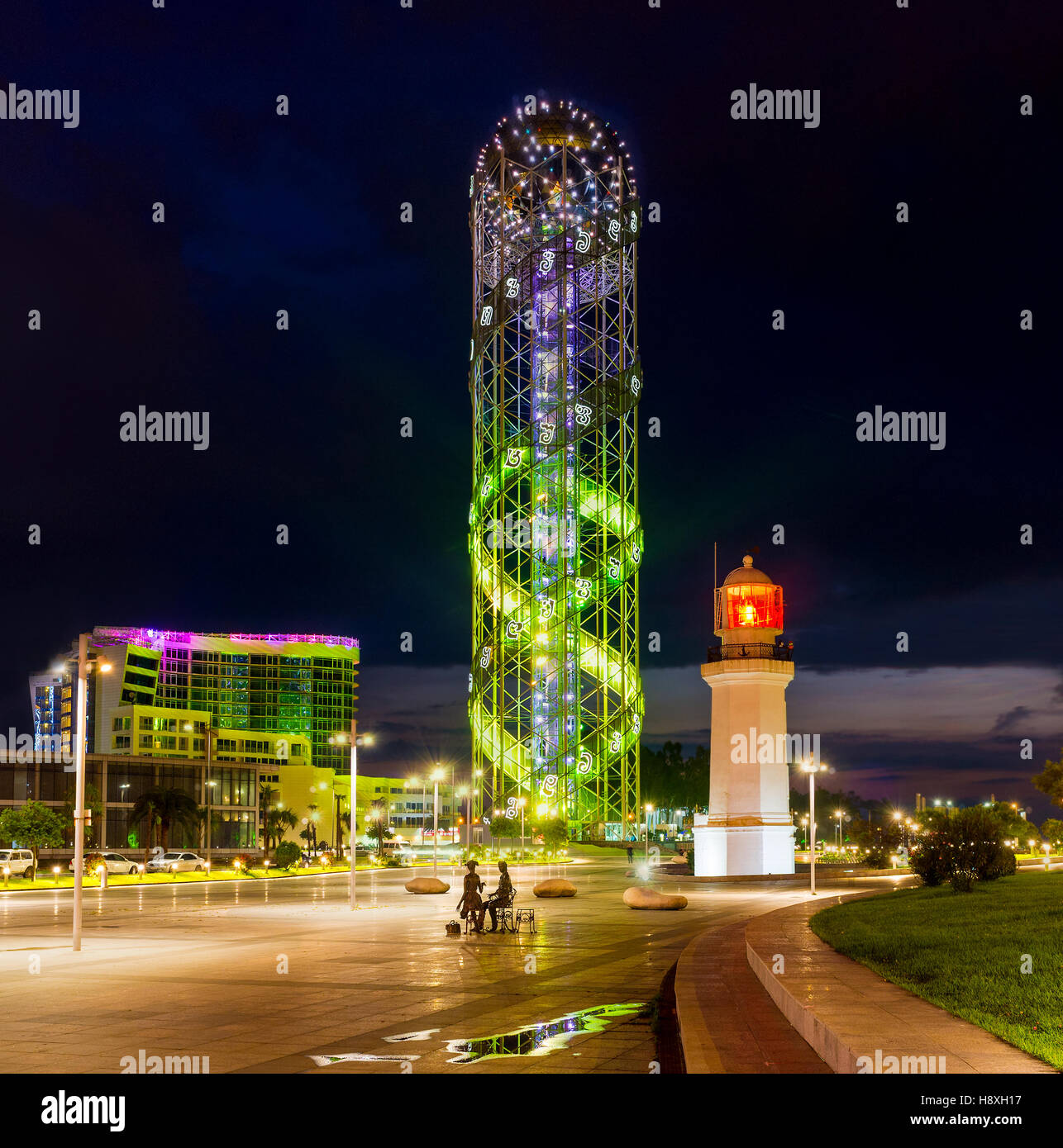 Die schönen Abend Blick auf Batumi Küsten Nachbarschaft mit modernen Tower und dem Leuchtturm, Georgia. Stockfoto