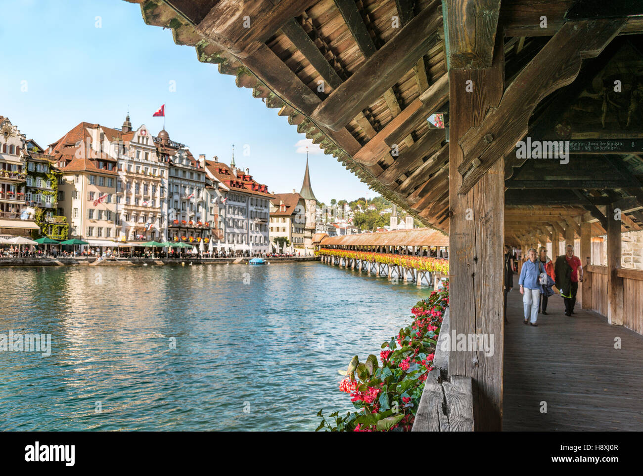 Blick von der Kapellbrücke auf die Luzerner Altstadt, Schweiz Stockfoto