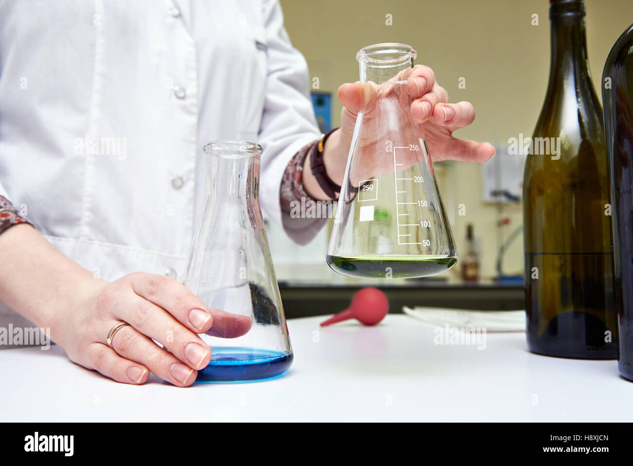 Erforschung von Wein Materialien im biochemischen Labor Stockfoto