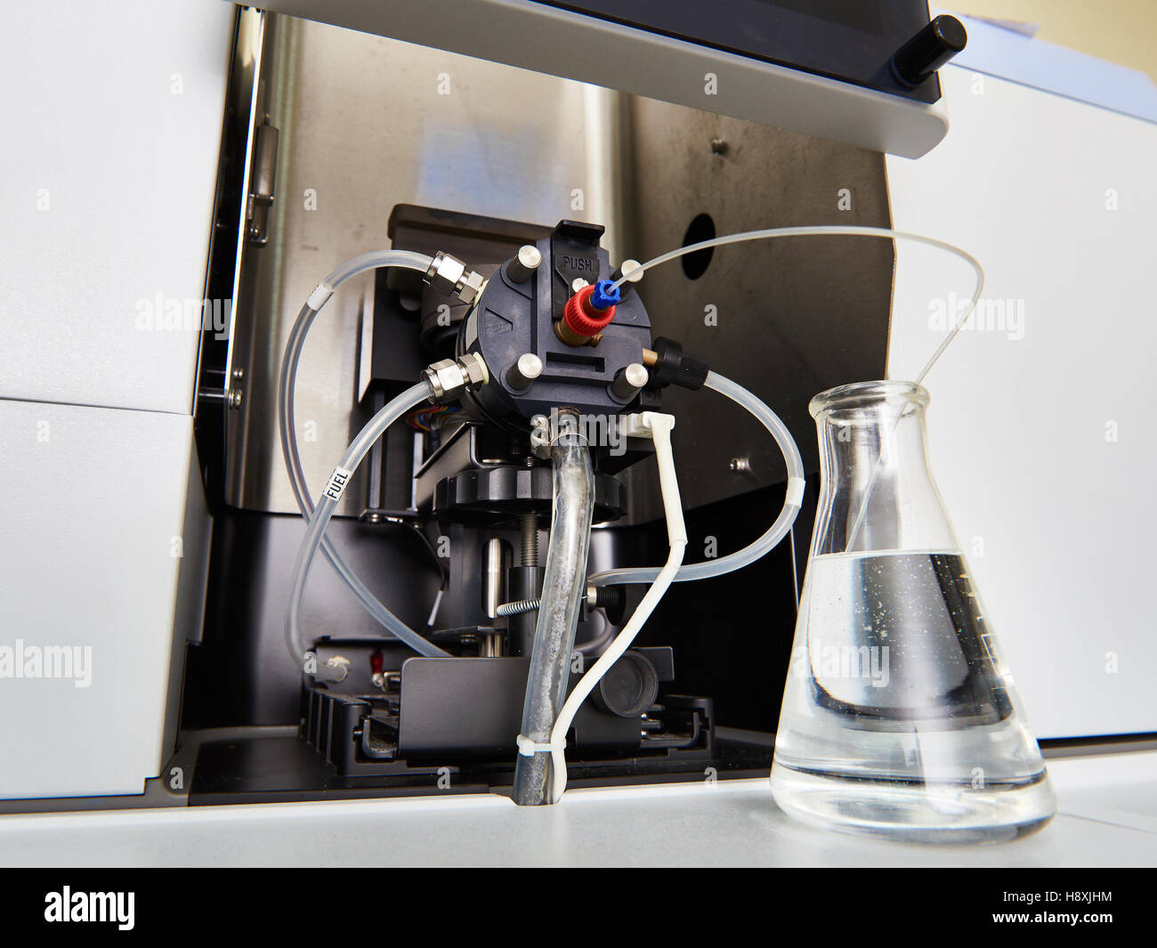 Atomabsorptionsspektrometer im chemischen Labor Stockfoto