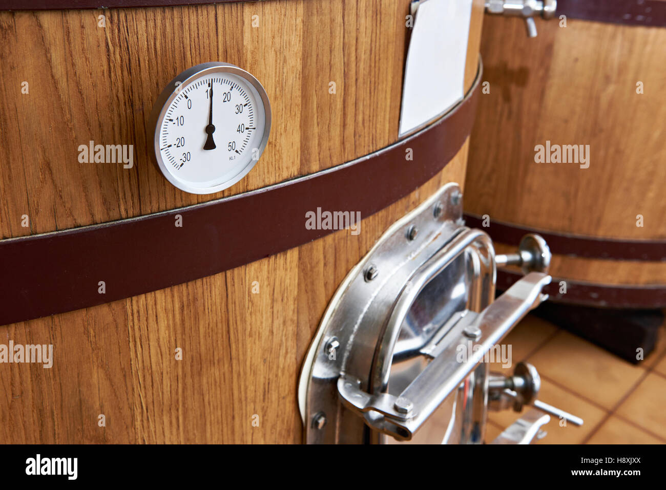 Hölzernen Tank Fass für das Altern Wein im Weingut Stockfoto