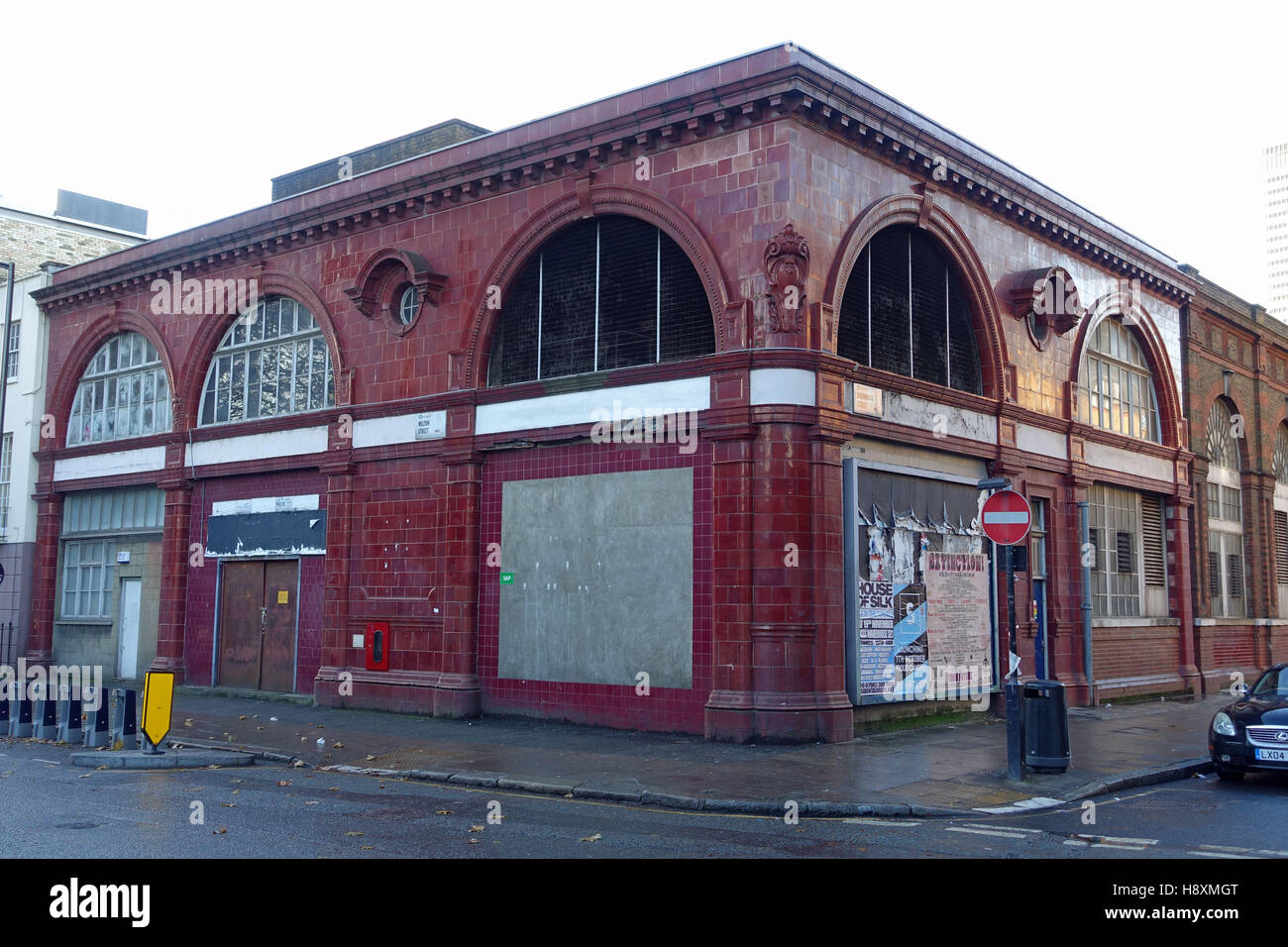 Ein Blick auf die stillgelegte u-Bahnstation Euston an der Ecke Melton und Drummond Street in London Stockfoto