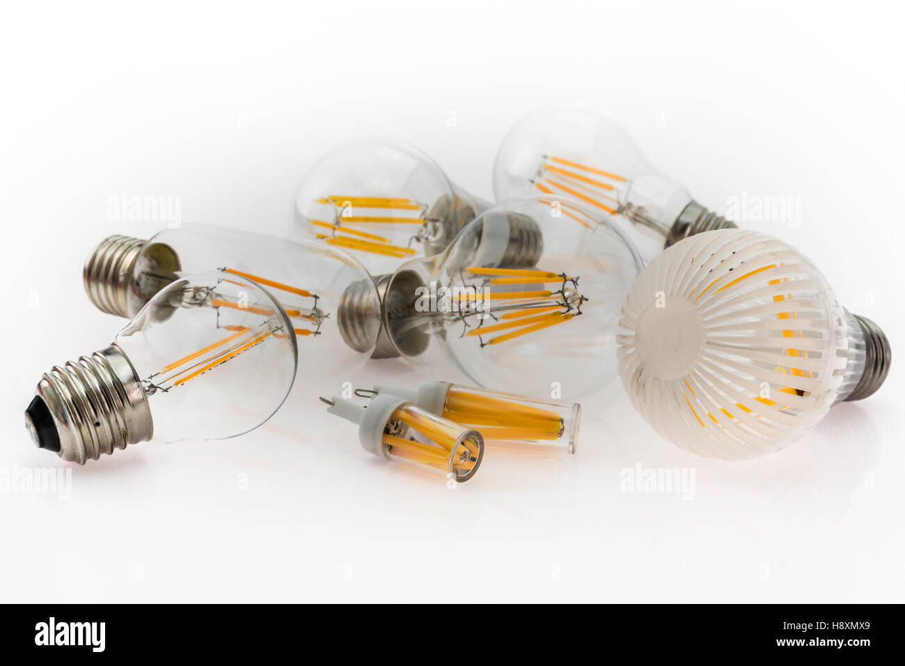 eine Leistung verschiedener E27 und G4 LED Leuchtmittel mit unterschiedlicher Anzahl von LED-Filamente, mit Schwerpunkt auf die Glühbirne in der foregr Stockfoto