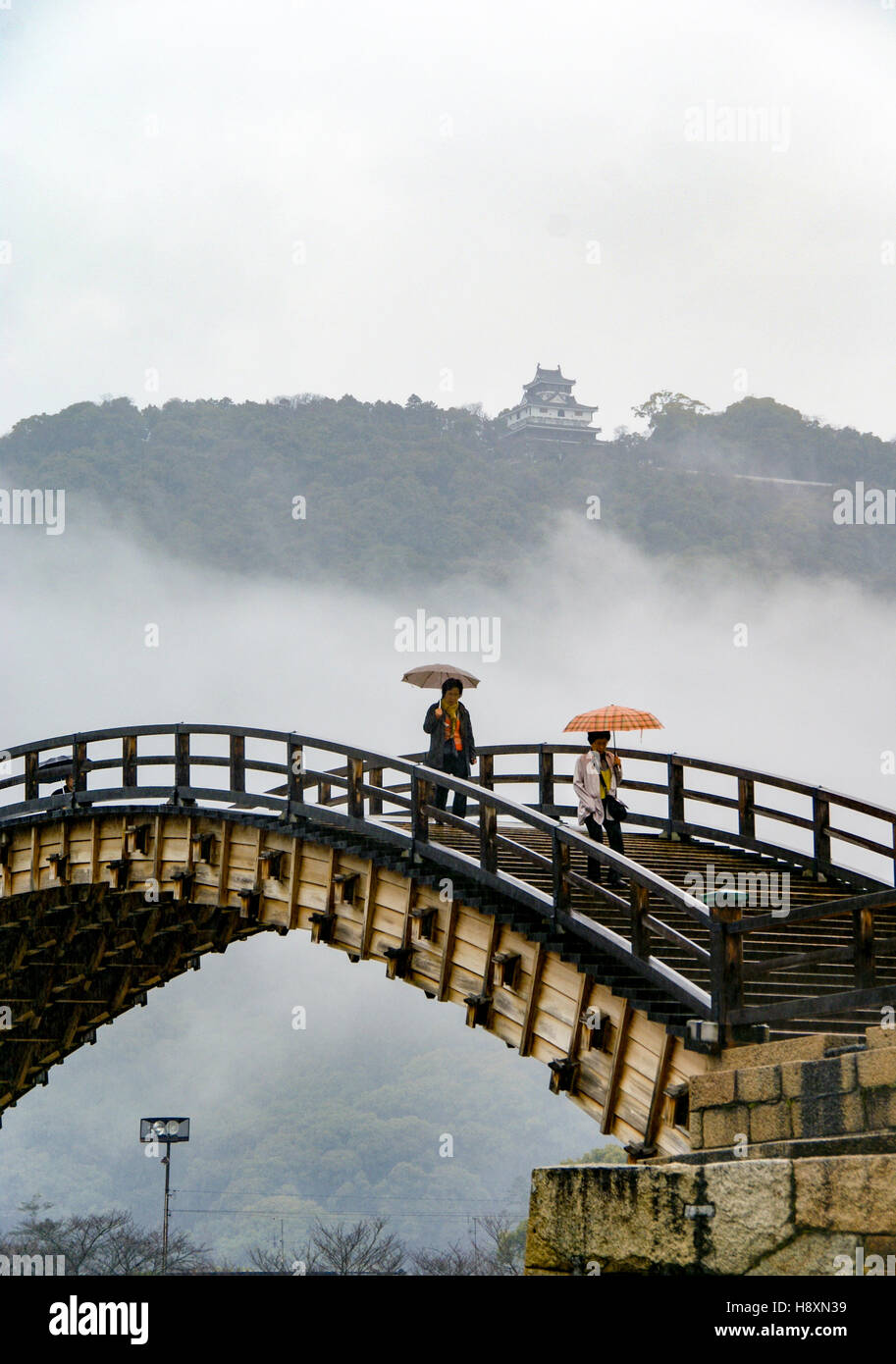 Diese wunderschöne klassische traditionelle gewölbte Brücke in Japan ist die Kintai-Brücke oder Kintai. Stockfoto
