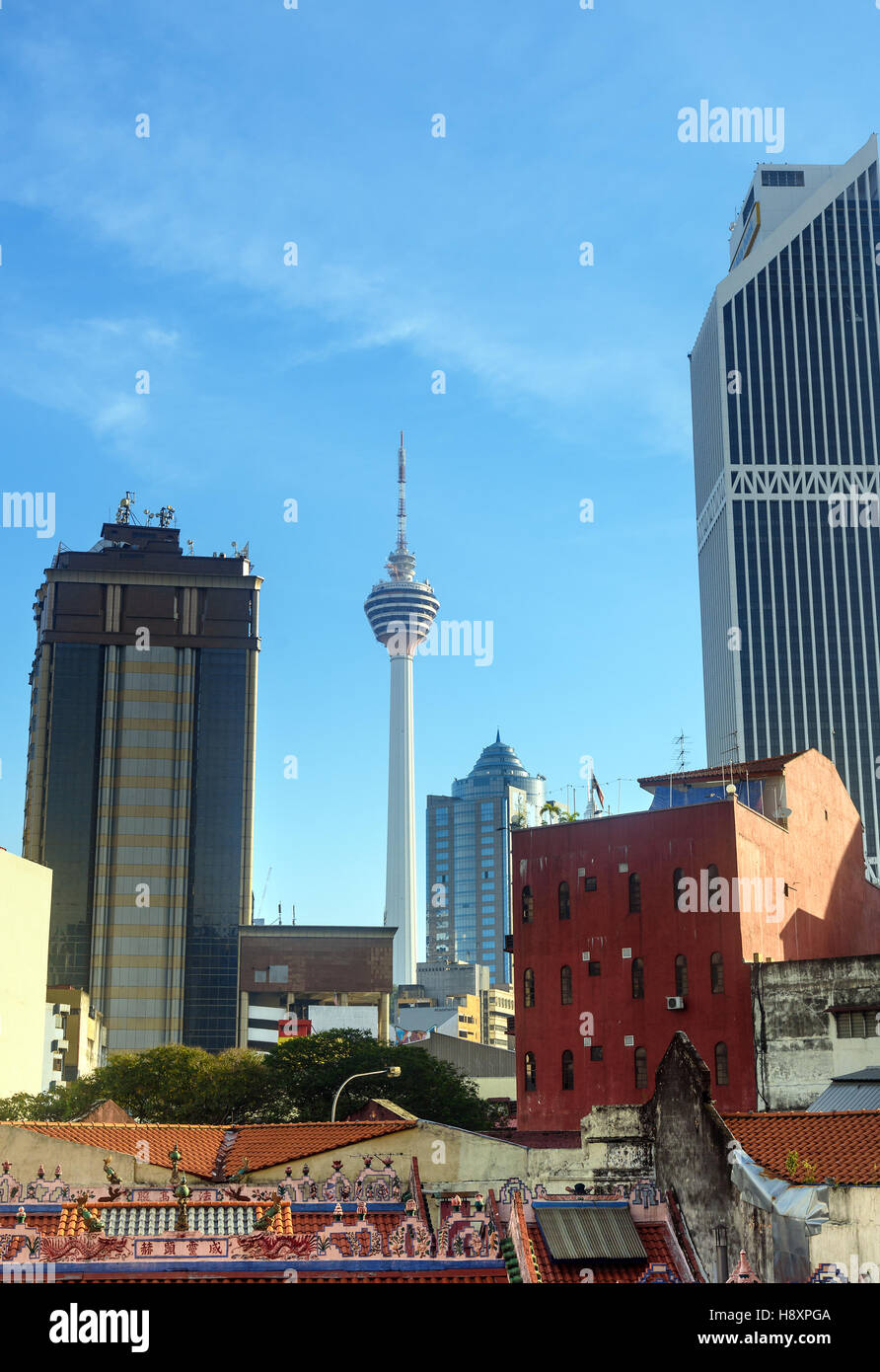 Aussicht auf Kuala Lumpur Tower von Chinatown am Morgen. Kuala Lumpur, Malaysia Stockfoto