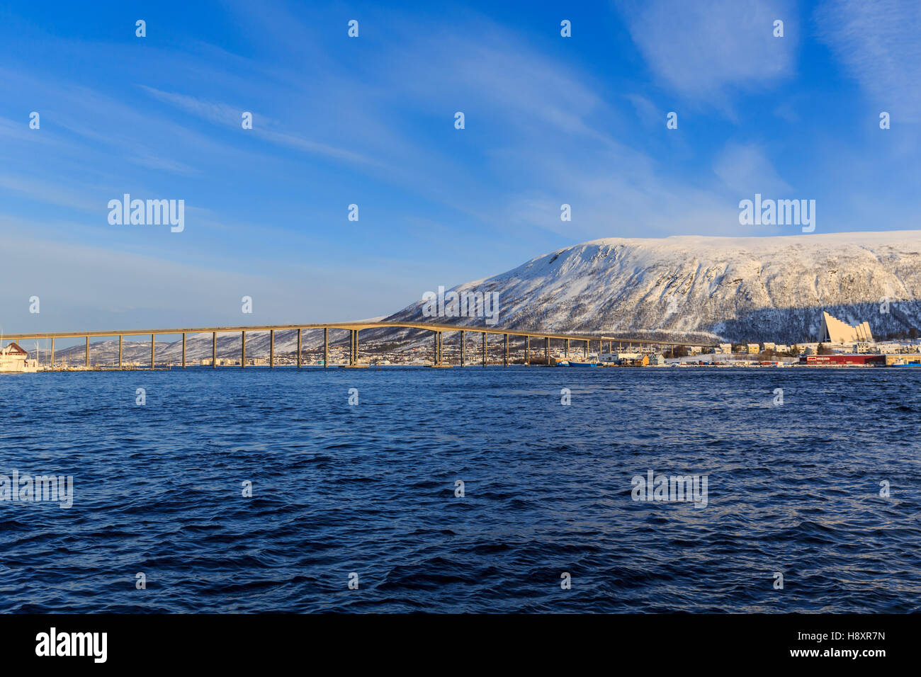 Tromsø Brücke über Tromsø Sound, Winter, Arktische Kathedrale, Tromsø, Troms Provinz, Norwegen Stockfoto