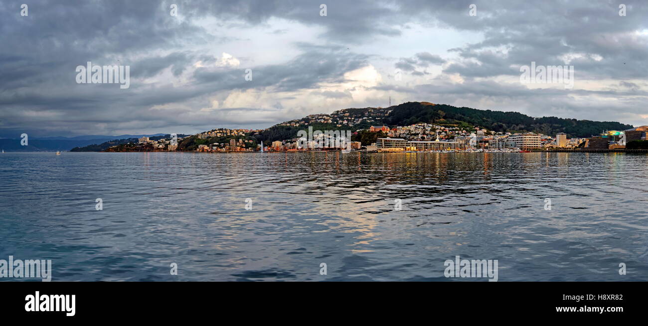 Panoramablick über Oriental Bay bei Sonnenuntergang, Wellington, Nordinsel, Neuseeland Stockfoto