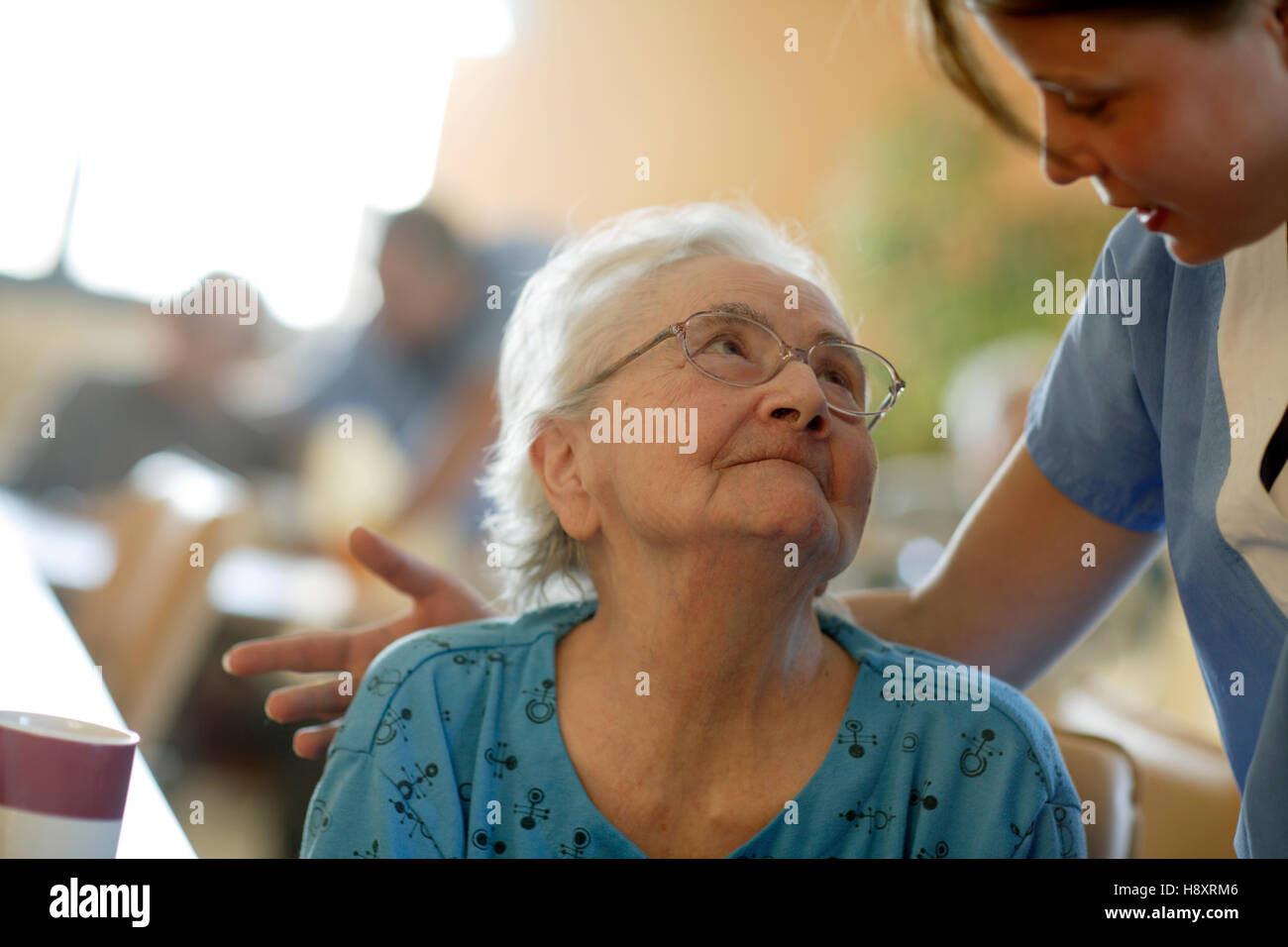 Pflegeheim, ältere Frau mit einer Krankenschwester Stockfoto