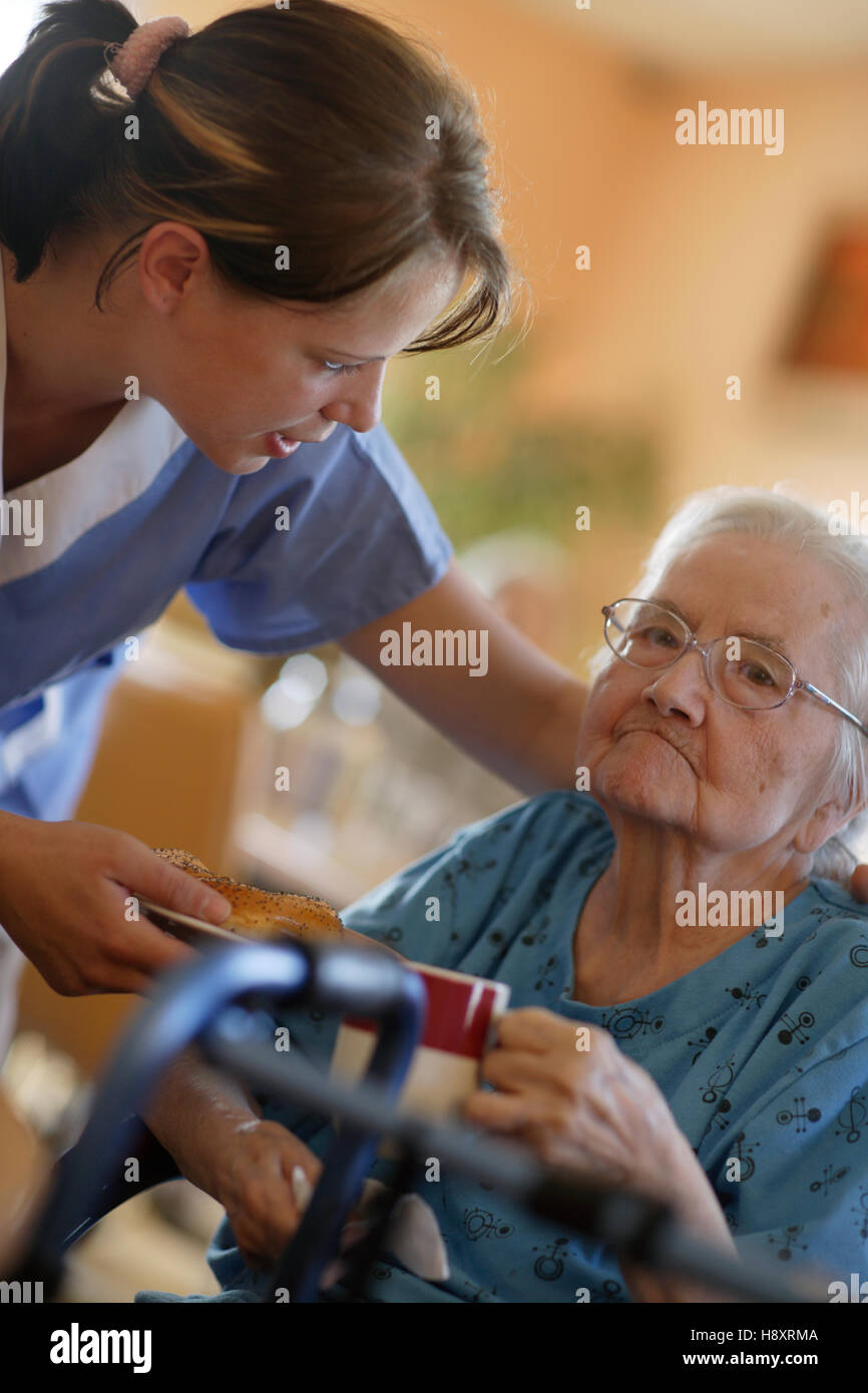 Pflegeheim, ältere Frau mit einer Krankenschwester Stockfoto