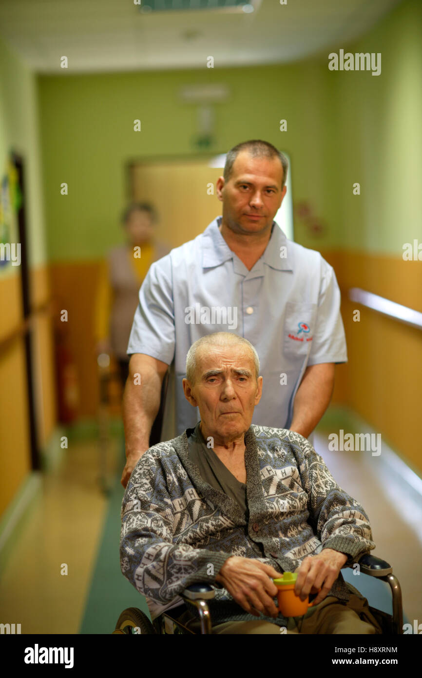 Pflegeheim, älterer Mann mit einem Krankenpfleger Stockfoto