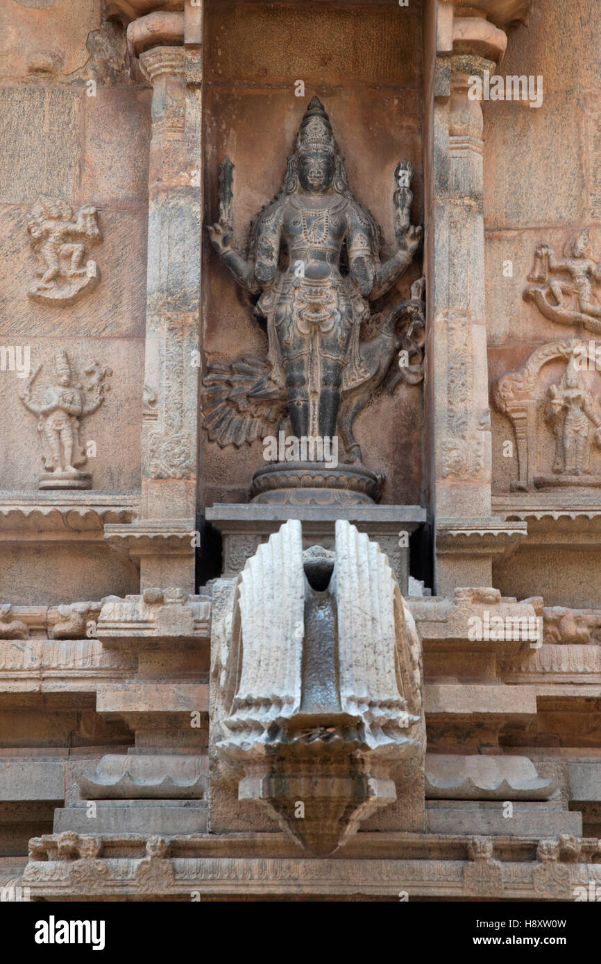 Kartikeya, Nische oberhalb Gorgyle, Nordwand, Subrahmanyam Schrein, Brihadisvara-Tempel-Komplex, Thanjavur, Tamil Nadu, Indien. Stockfoto