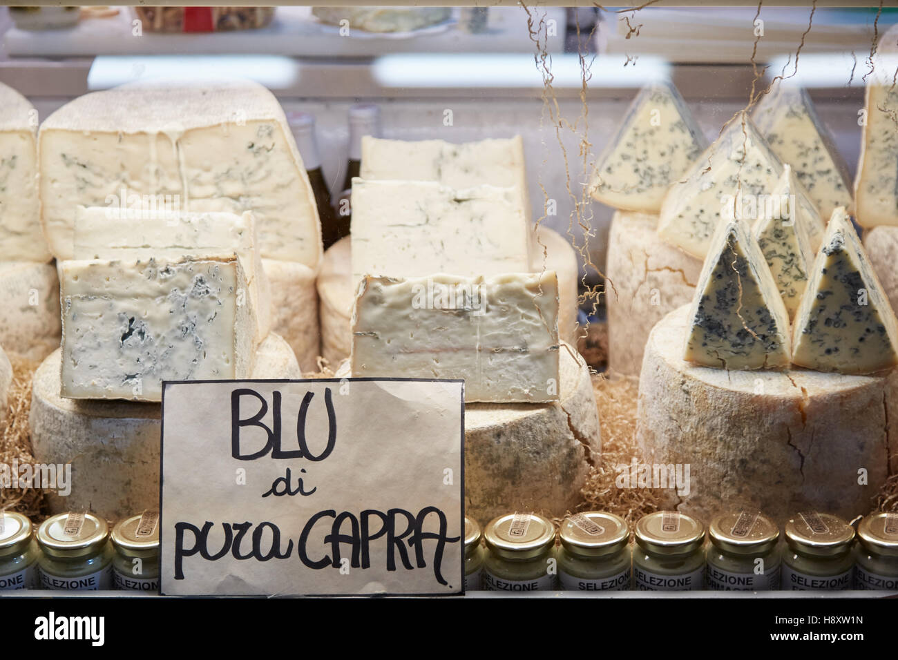 Blu Ziegenkäse auf Verkauf im Alba weiß Trüffelmesse in Alba, Italien Stockfoto