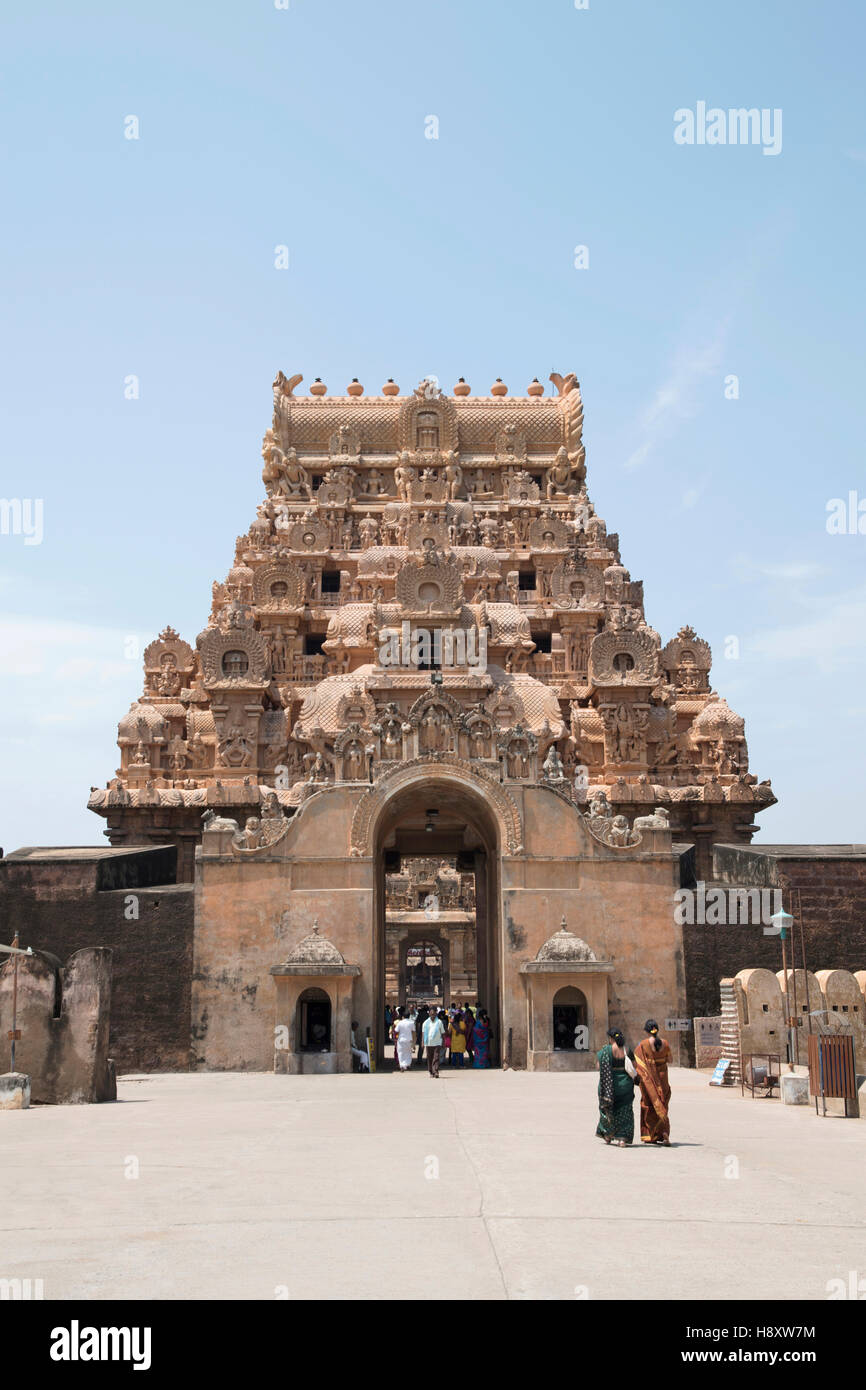 Maratha Eingang in Front und Keralantakan Tiruvasal Gopura, Brihadisvara-Tempel, Thanjavur, Tamil Nadu, Indien. Stockfoto