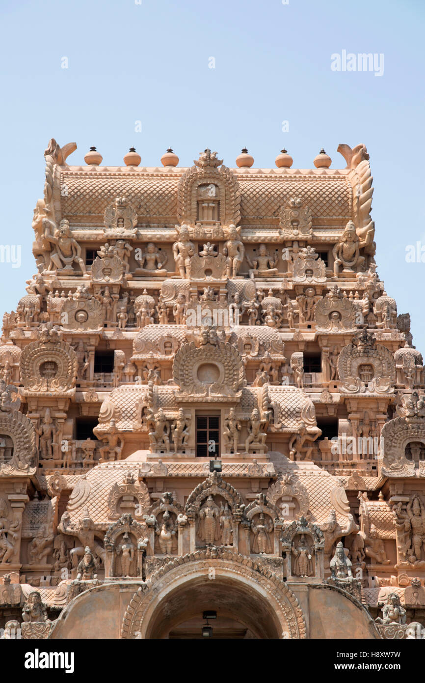 Schnitzereien an Maratha Eingang und Keralantakan Tiruvasal Gopura, Brihadisvara-Tempel, Thanjavur, Tamil Nadu, Indien. Stockfoto