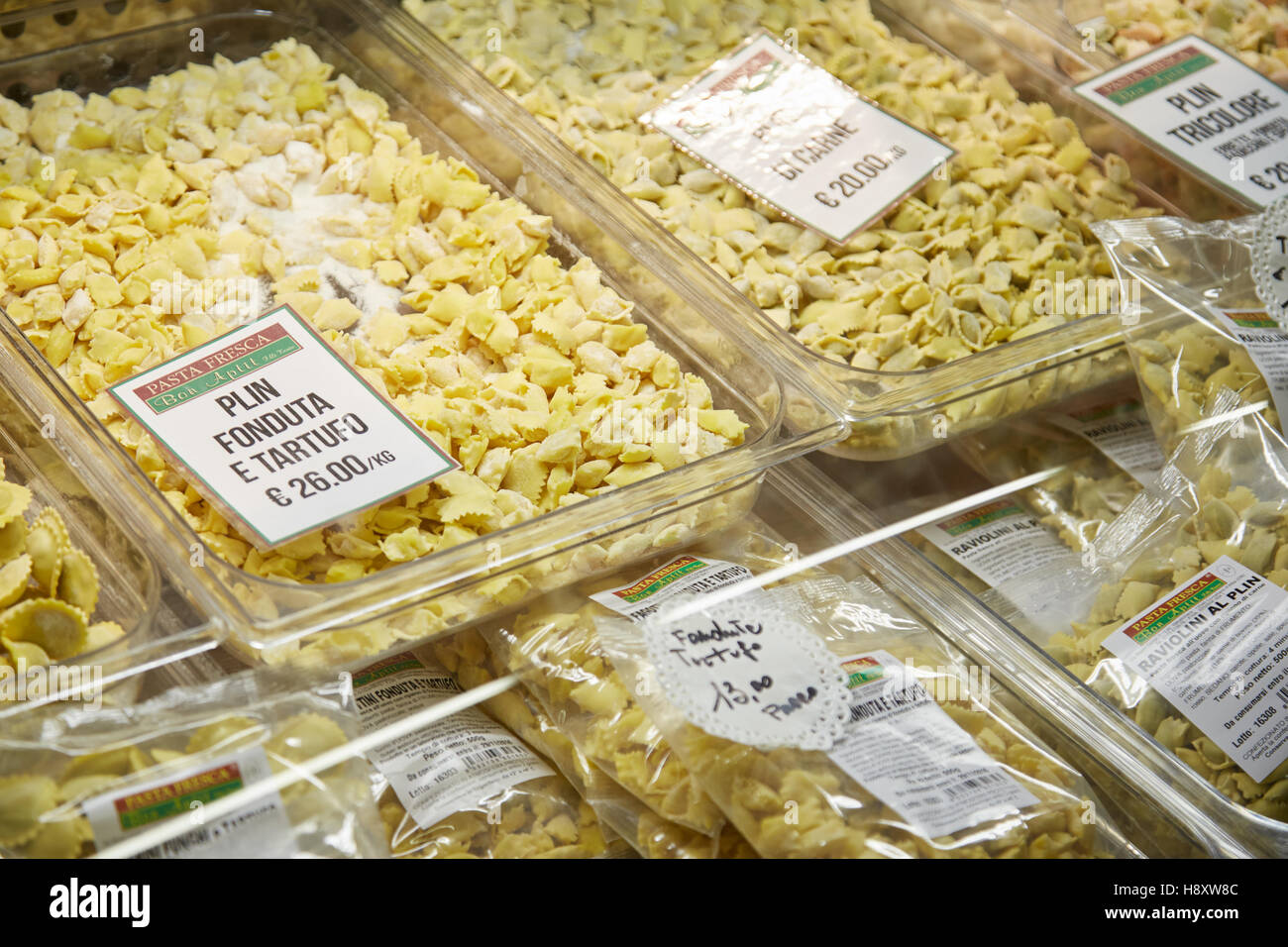 Trüffeln aromatisiert Plin Ravioli auf Verkauf im Alba weiß Trüffelmesse in Alba, Italien Stockfoto