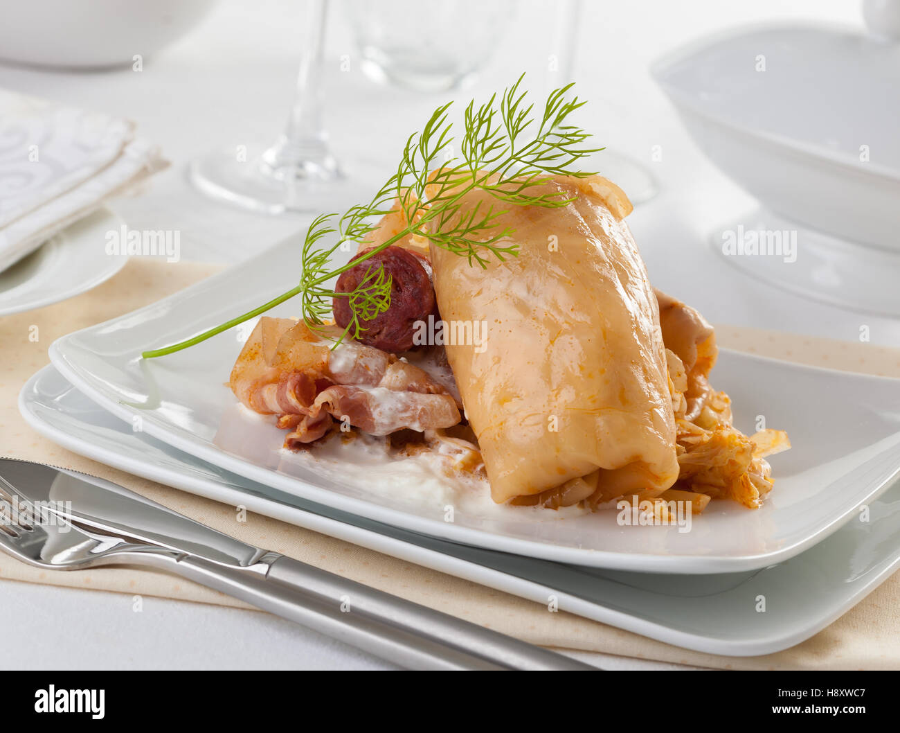 Kohlrouladen ungarischen Küche auf einem weißen Teller. Stockfoto