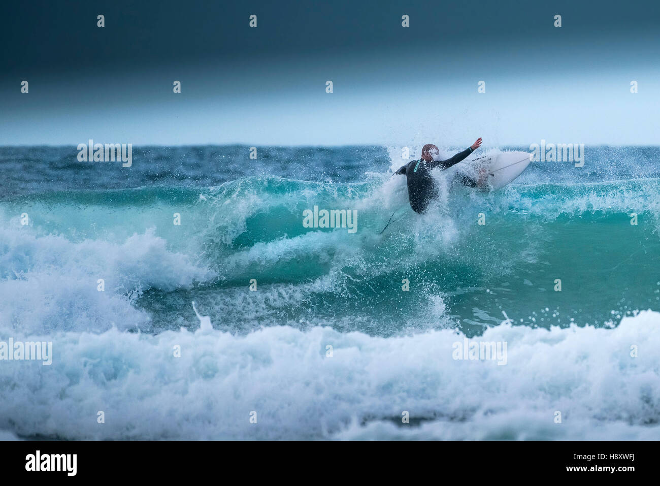 Spektakuläre Surfen am Fistral in Newquay, Cornwall. Stockfoto