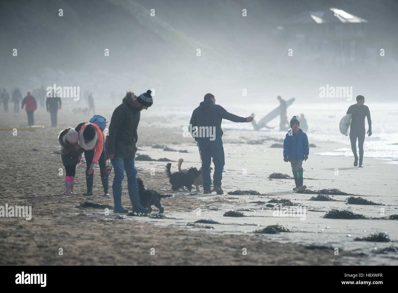 Menschen zu Fuß auf Fistral Beach an einem winterlichen Tag in Newquay, Cornwall. Stockfoto