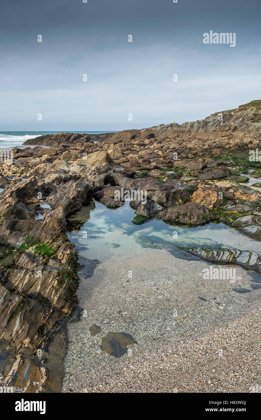 Felsen bei Ebbe auf wenig Fistral Beach in Newquay, Cornwall ausgesetzt. Stockfoto