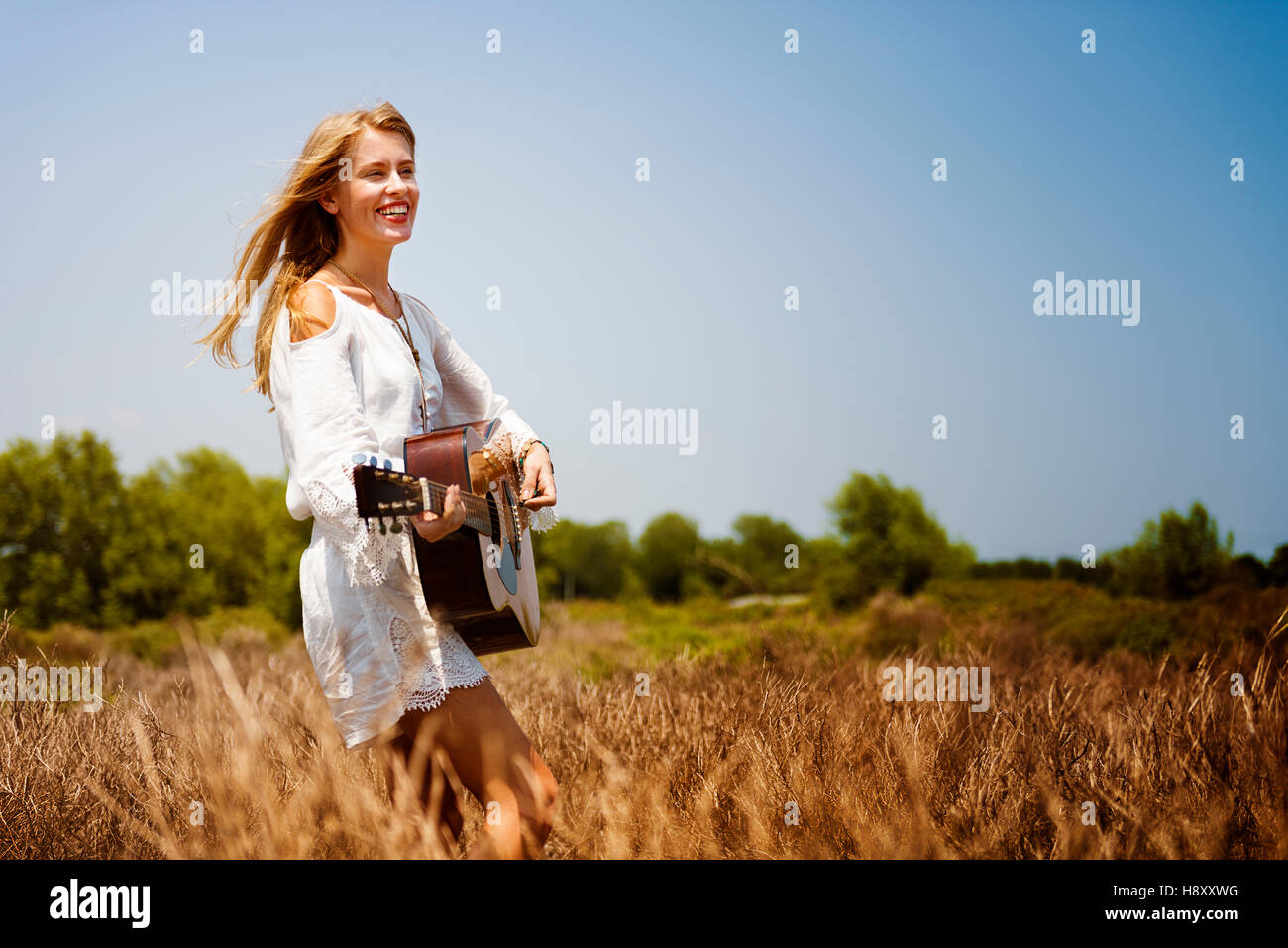 Hippie-Frau spielt Musikkonzept Stockfoto