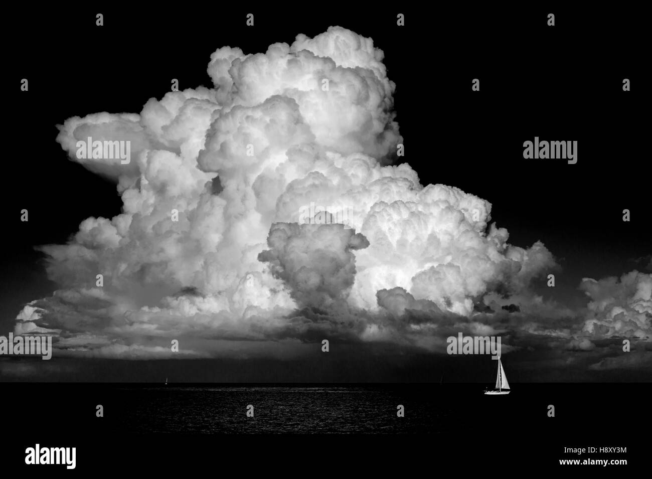 schöne Cumulus cloud über Meer Wetter und Reisen Hintergrund, Monochrom Stockfoto