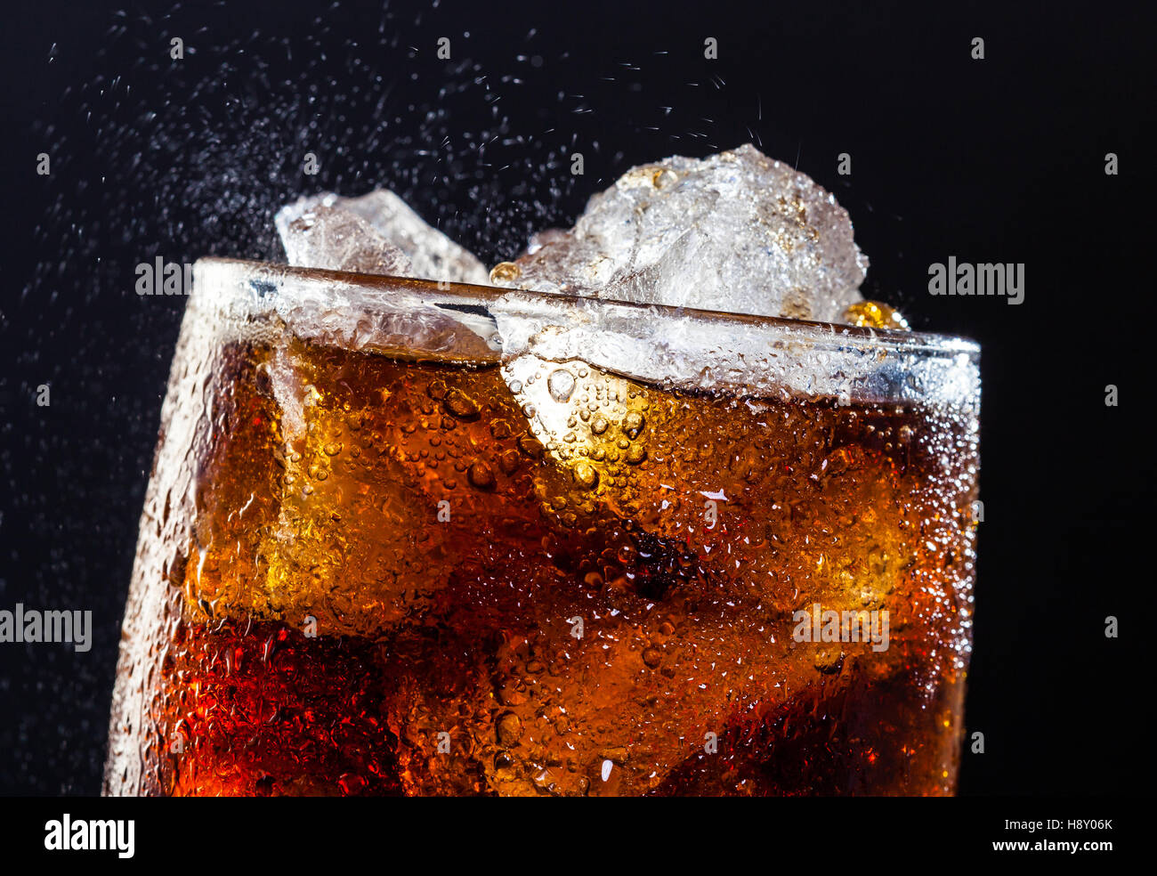 Trinken Sie ein kühles Glas Cola mit Eis, Bläschen und fizz Stockfoto