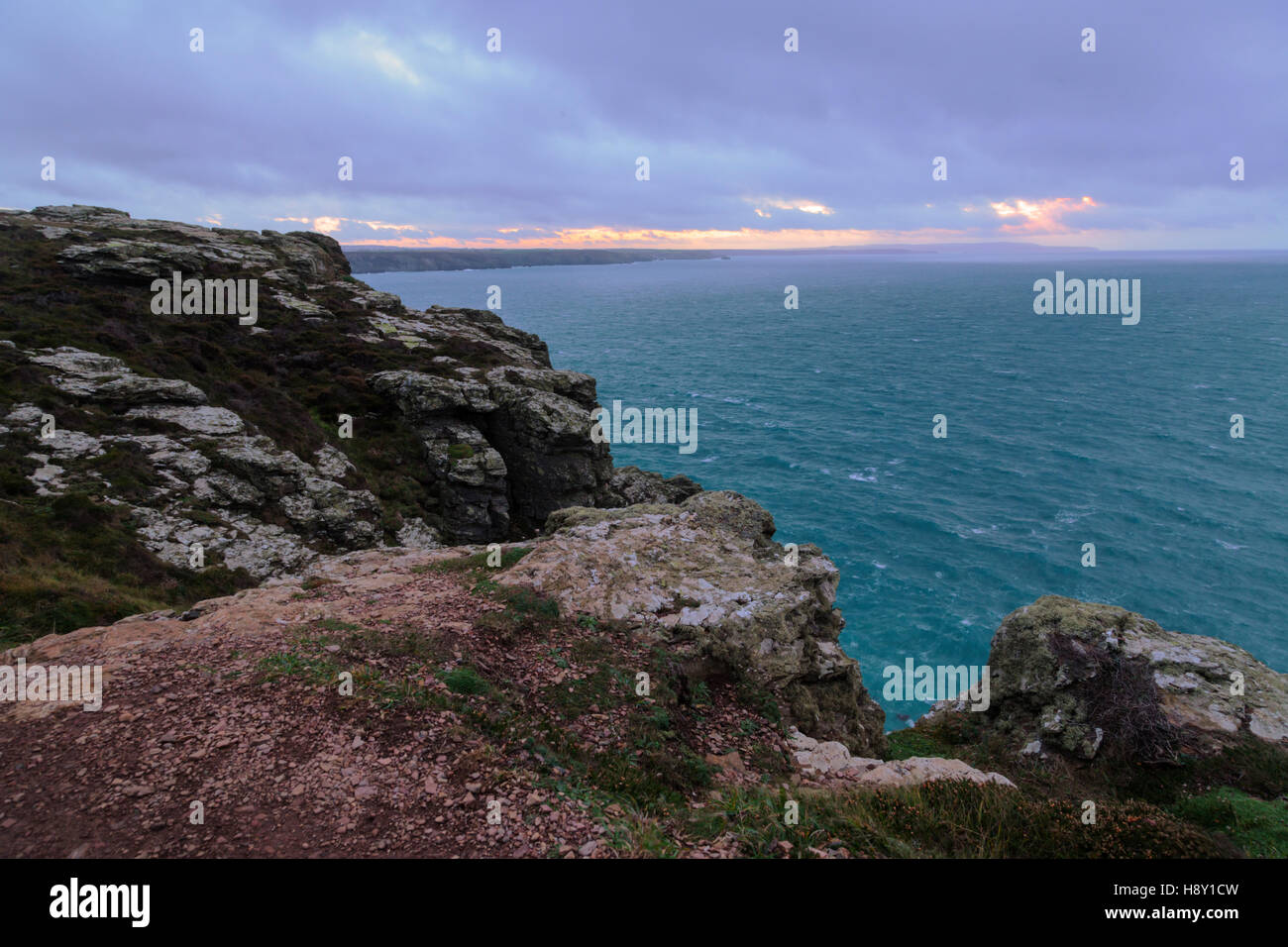Sonnenuntergang am St Agnes Head in Cornwall Stockfoto