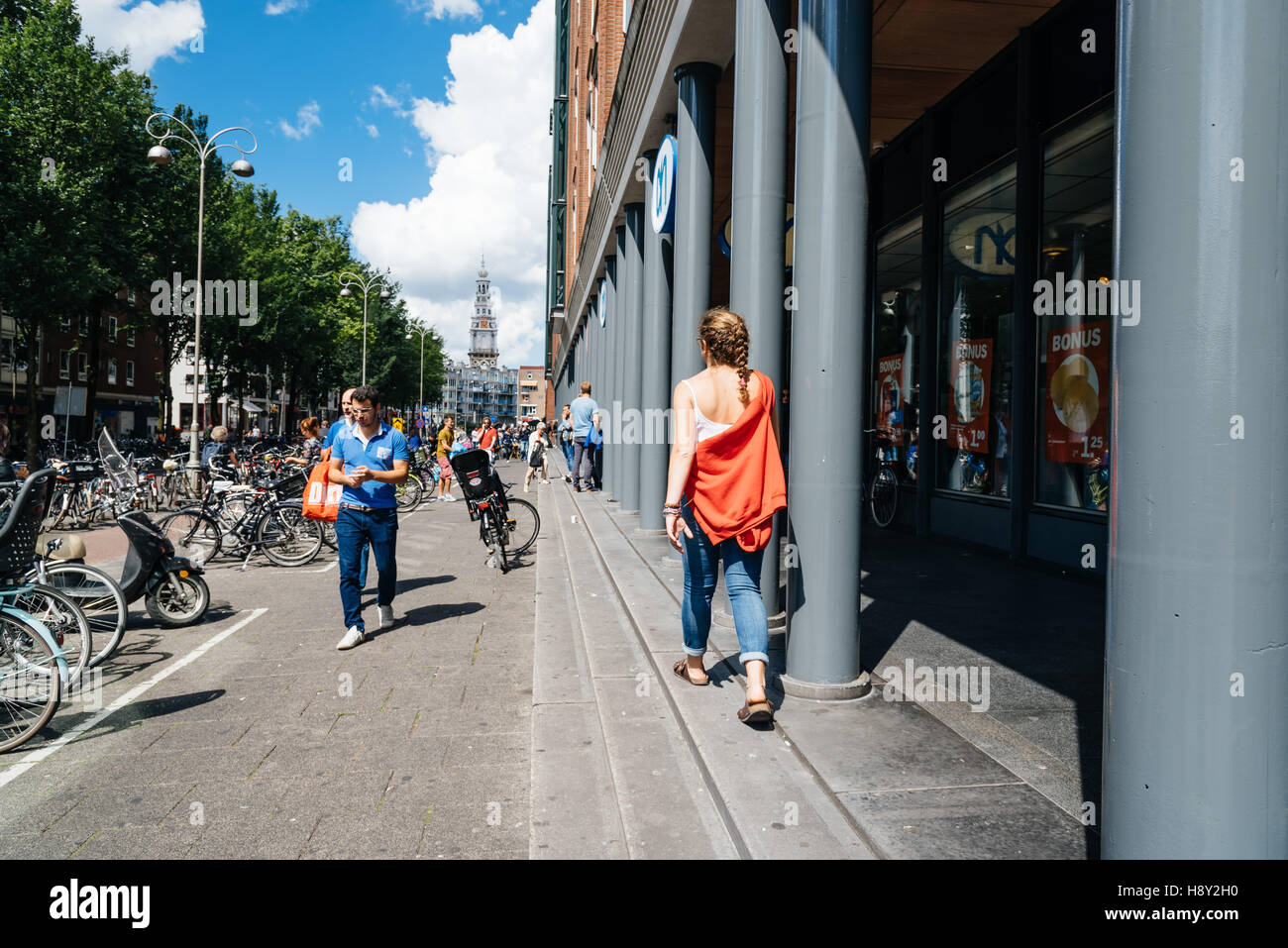 Amsterdam, Niederlande - 1 August 2016: Straße in Amsterdam mit dem Fahrrad geparkt Stockfoto