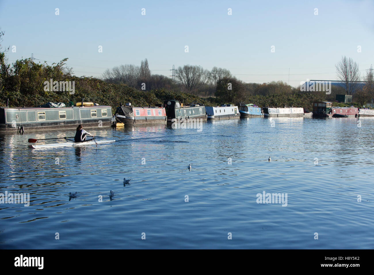 Ein Kanute und Hausboote am Fluss Lee, Hackney, London, Katja Heber, 06/12/2 Stockfoto