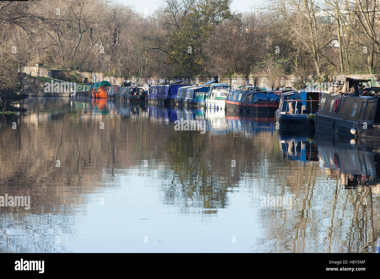 Einer ständig wachsenden Zahl von Canal Boote auf dem Fluss Lee Mangel an bezahlbaren Wohnungen, Hackney, London, Katja Heber, 06/12/2 Stockfoto