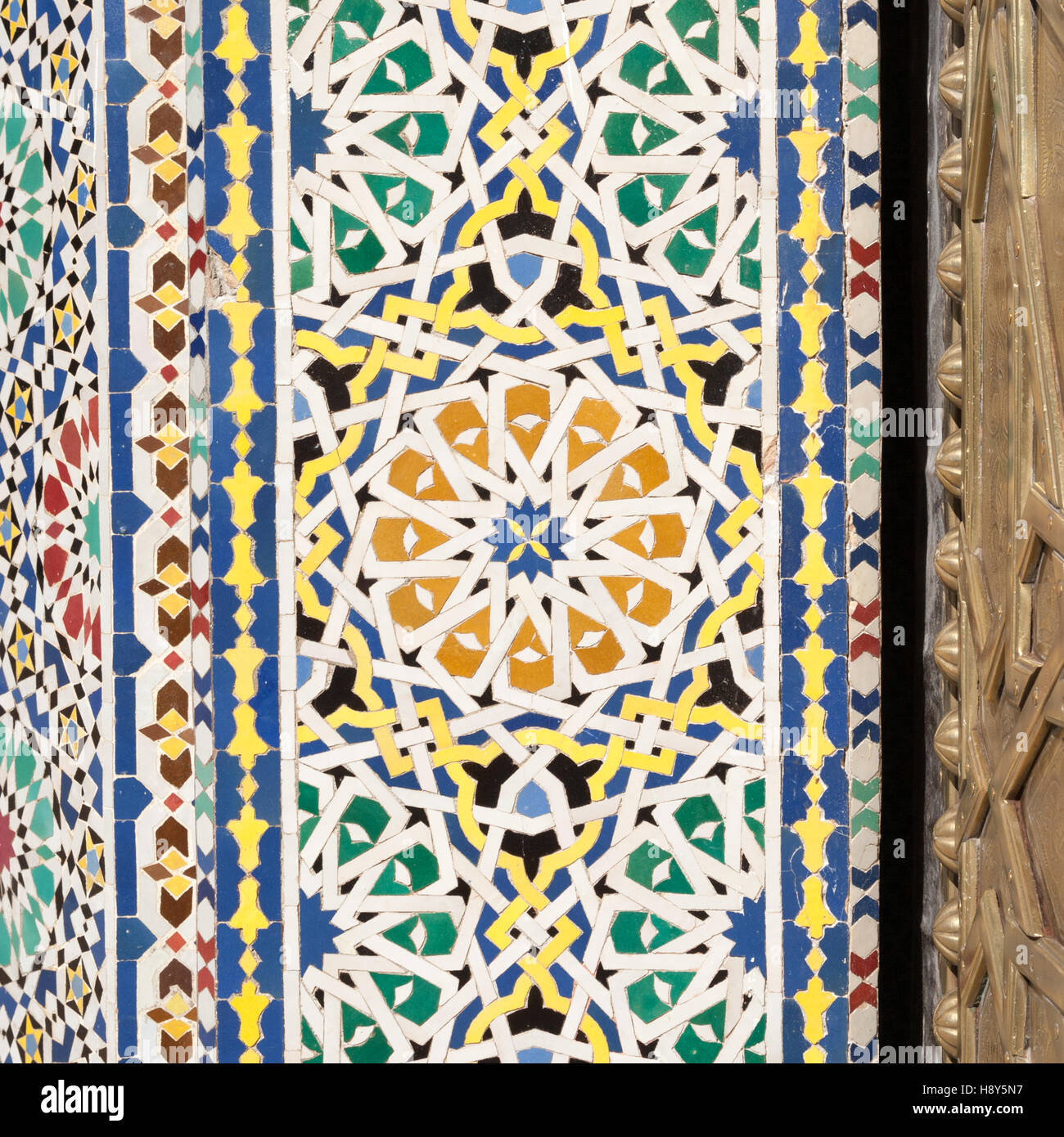 Kachelmosaiken an der Wand des königlichen Palastes in Fès, Oulad Tayeb, Marokko Stockfoto