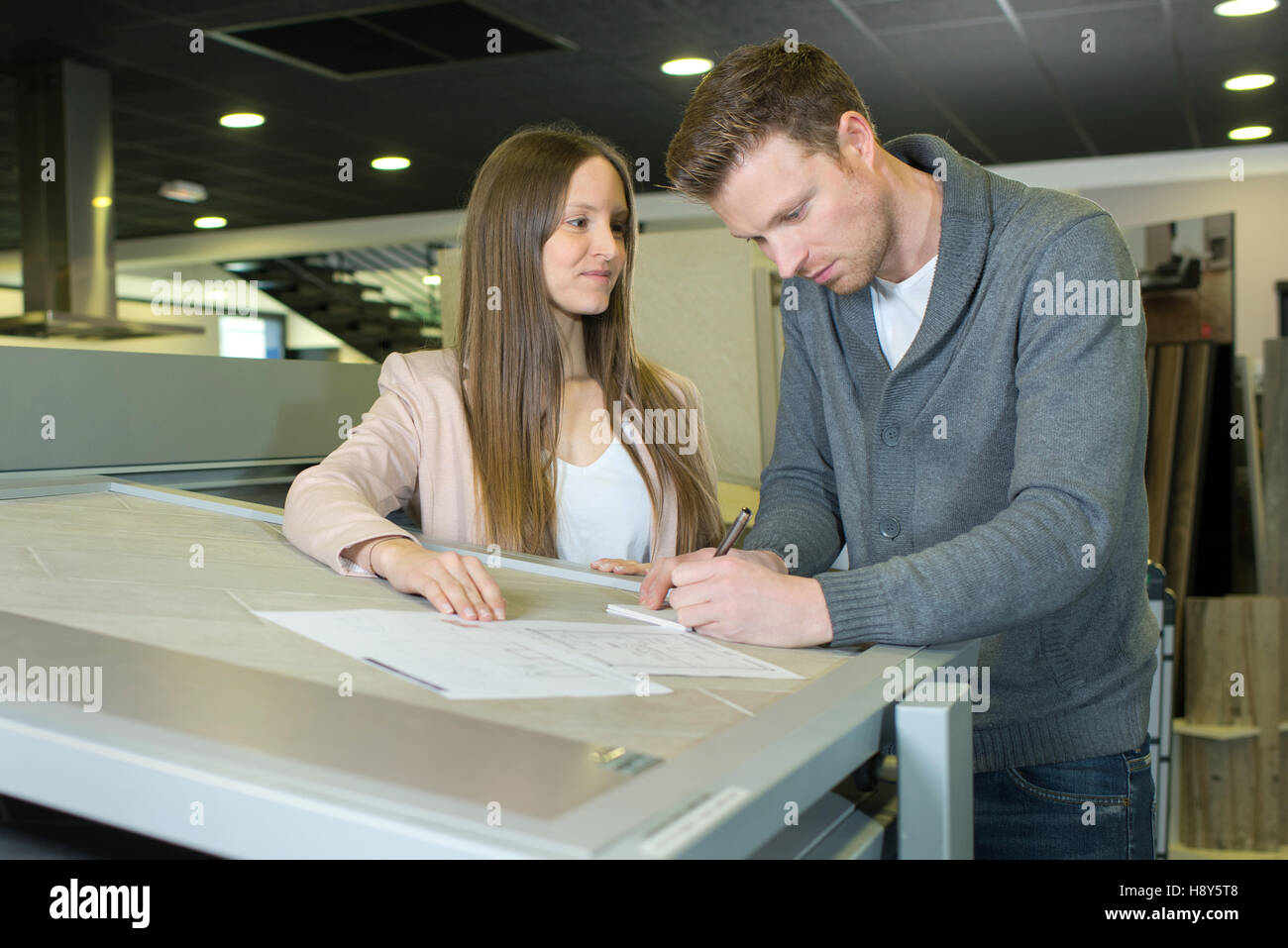 zwei Architekten am Schreibtisch im Büro zeichnen Baupläne Stockfoto