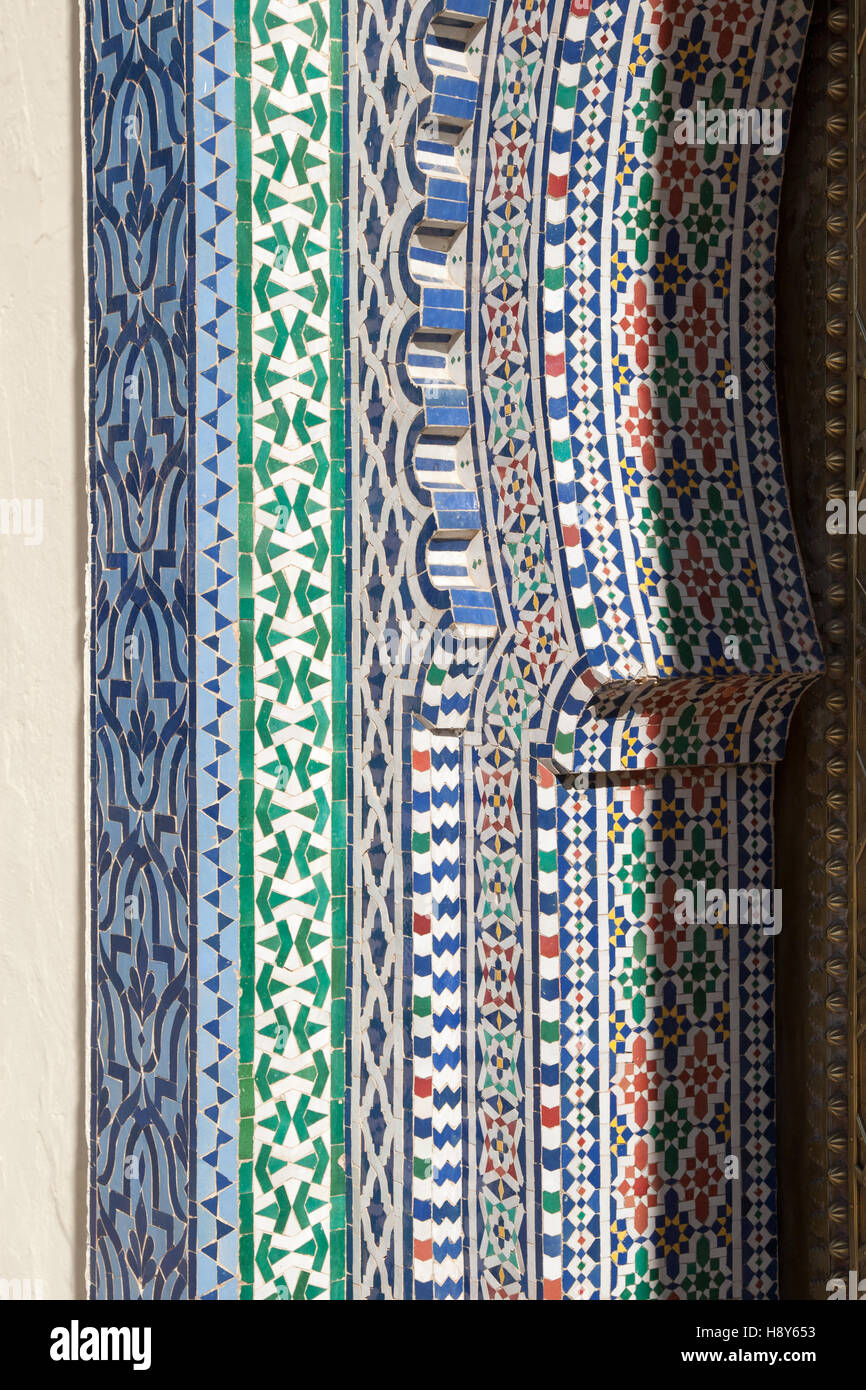 Kachelmosaiken an der Wand des königlichen Palastes in Fès, Oulad Tayeb, Marokko Stockfoto