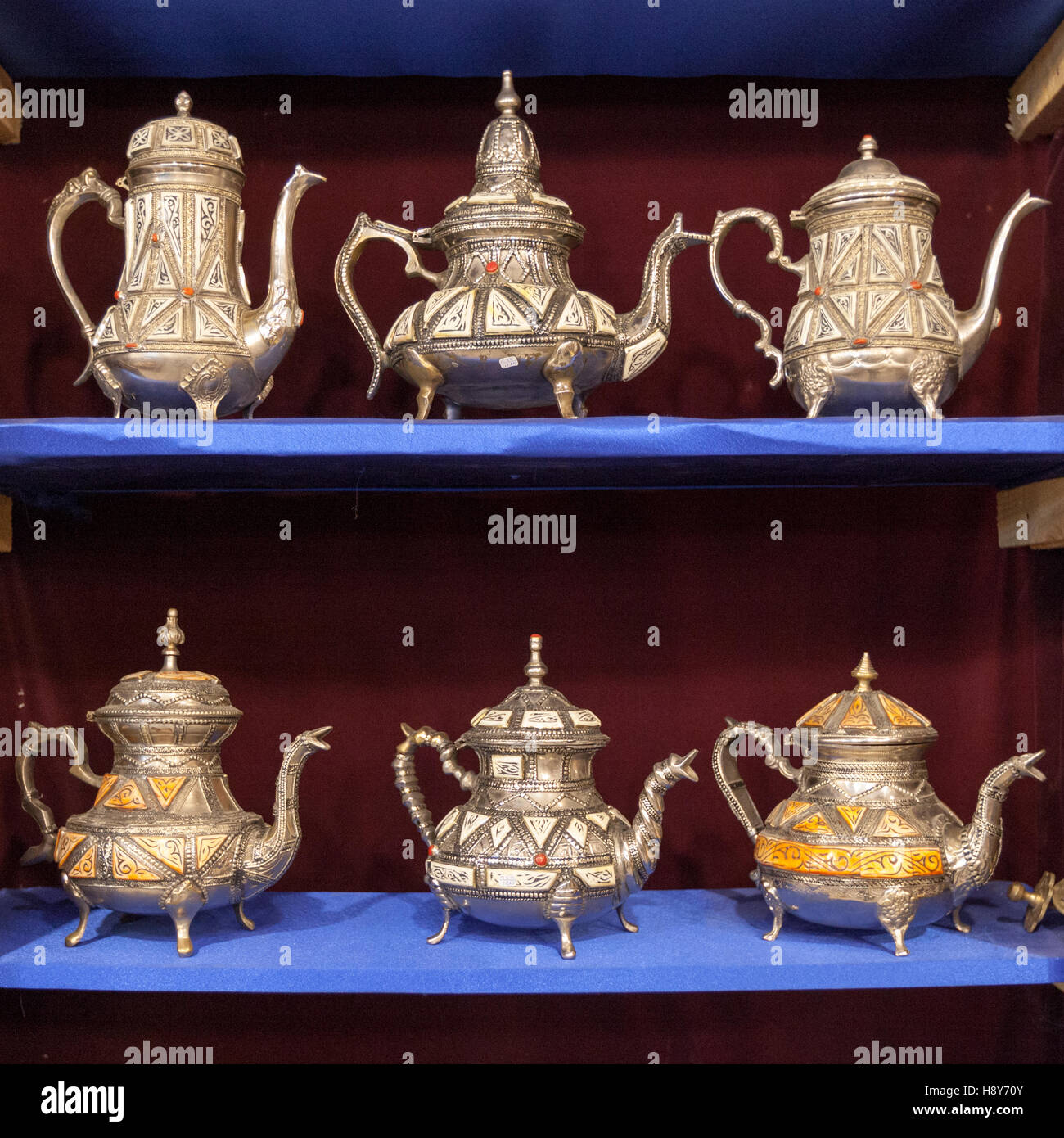 Silberne Teekannen in einem Geschäft in Marokko. Alte Handwerkskunst findet man überall in Fes Stockfoto