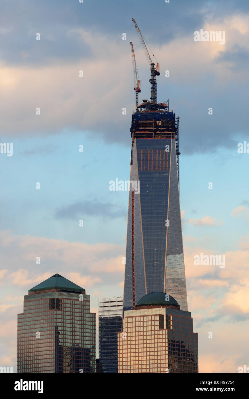 NEW YORK CITY - 20. März: One World Trade Center (Freedom Tower) bei Sonnenuntergang am 20. März 2013 in New York City. Es ist das höchste Gebäude in New York City mit 1.776 Fuß Höhe seit 2012. Stockfoto