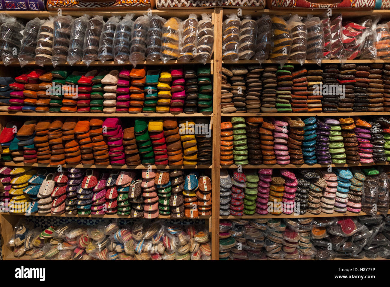Lederwaren in einem kooperativen Shop in Fès Stockfoto