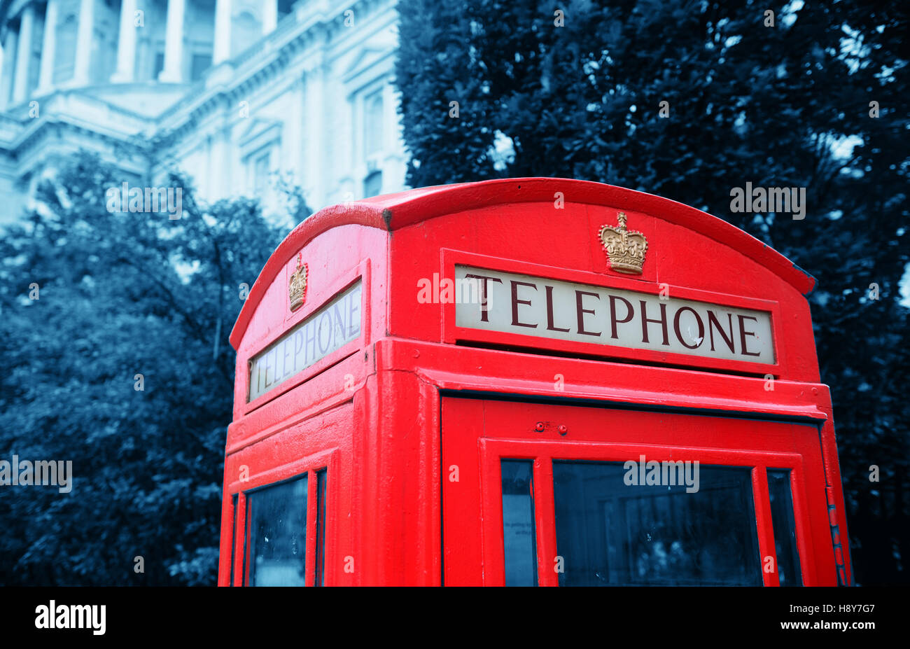 Rote Telefonzelle in der Straße mit historischer Architektur in London. Stockfoto