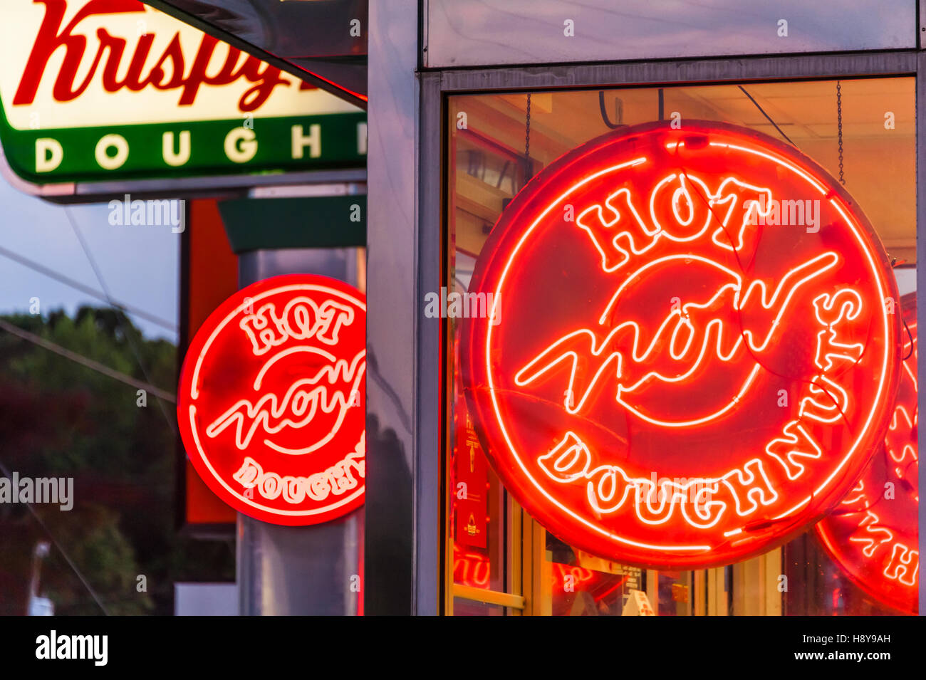 "Heißen jetzt" Leuchtreklamen Glühen bei Krispy Kreme Donut-Shop in der Nähe von Atlanta, Georgia, USA. Stockfoto