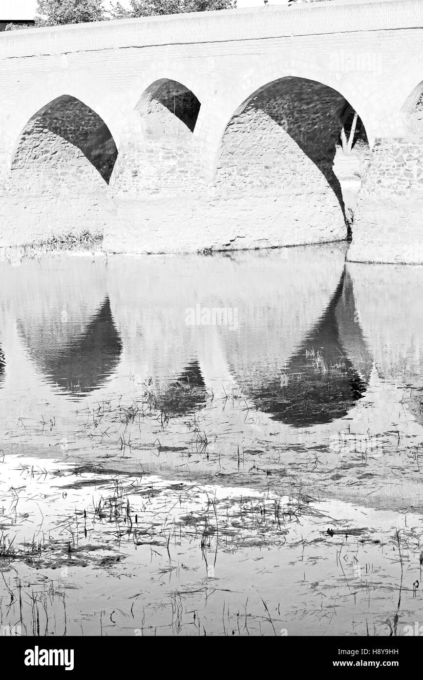 Blu in der alten Brücke und dem Fluss antiken Bau in der Nähe von Natur Iran Stockfoto