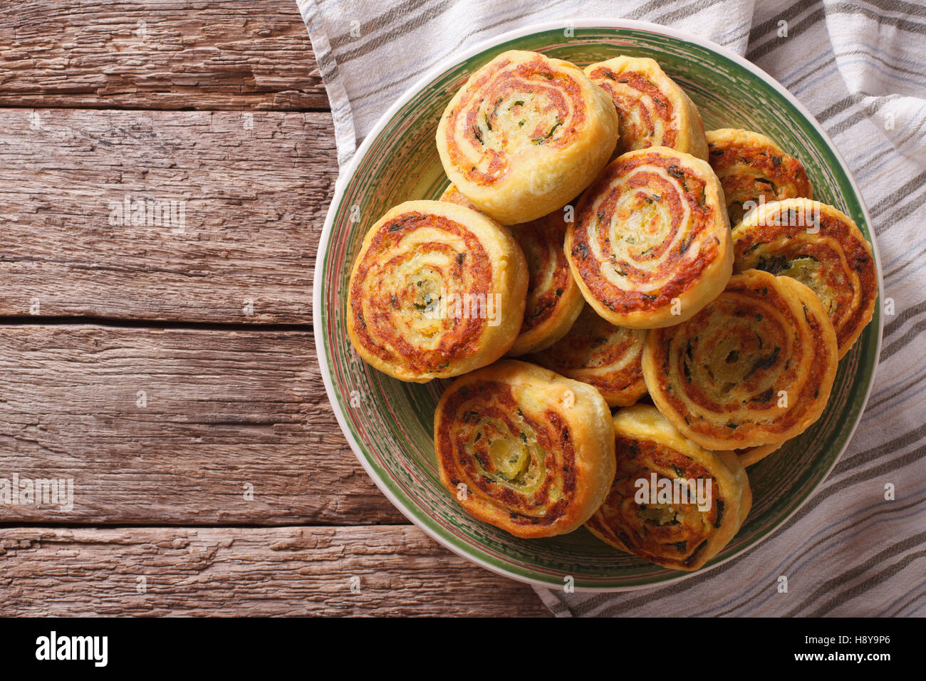 Leckere indische Kartoffel Würfeln close-up auf einem Teller auf den Tisch. horizontale Ansicht von oben Stockfoto