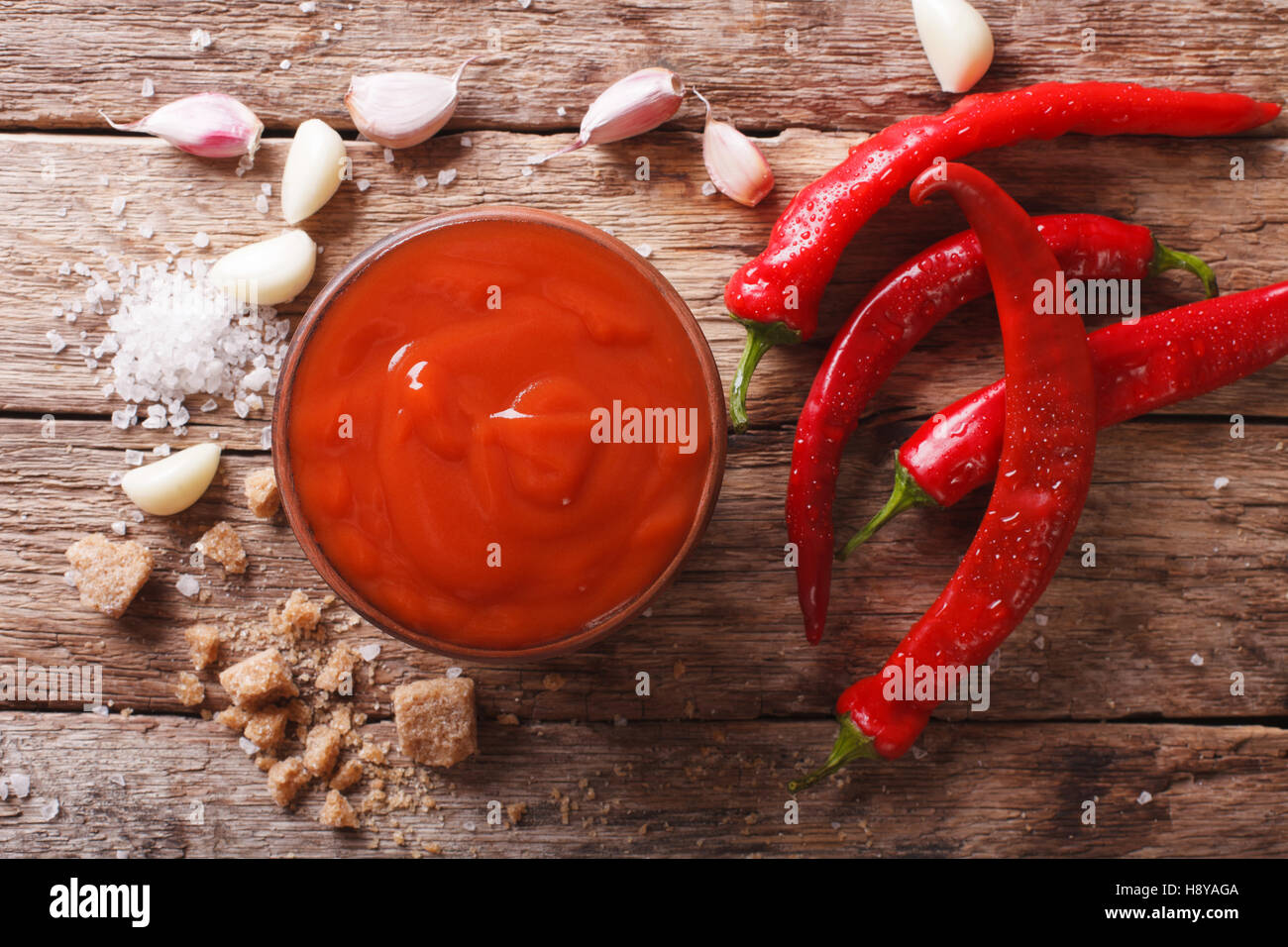 Frisch zubereitete Sriracha Hot Chili Sauce Nahaufnahme auf dem Tisch. horizontale Ansicht von oben Stockfoto