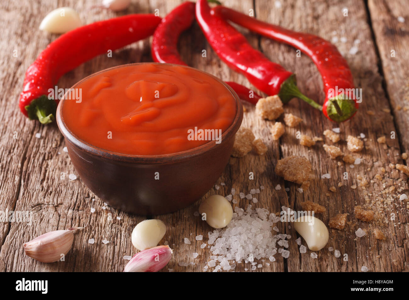 Frisch zubereitete Sriracha Hot Chili Sauce Nahaufnahme auf dem Tisch. horizontale Stockfoto