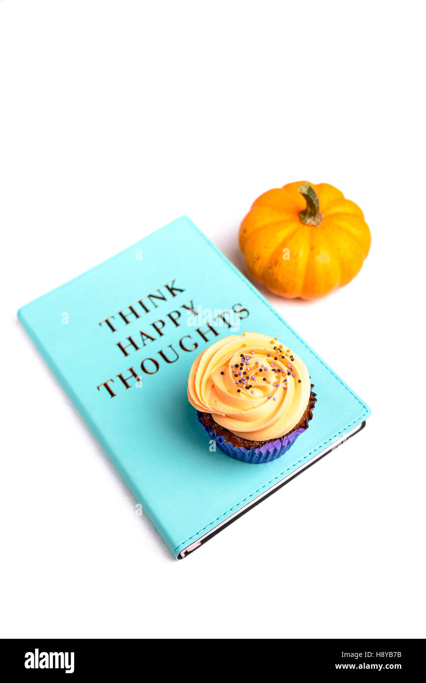 Süße Fee leckere Kuchen isoliert auf weißem Hintergrund mit kleinen Kürbis, Herbst-Konzept Stockfoto