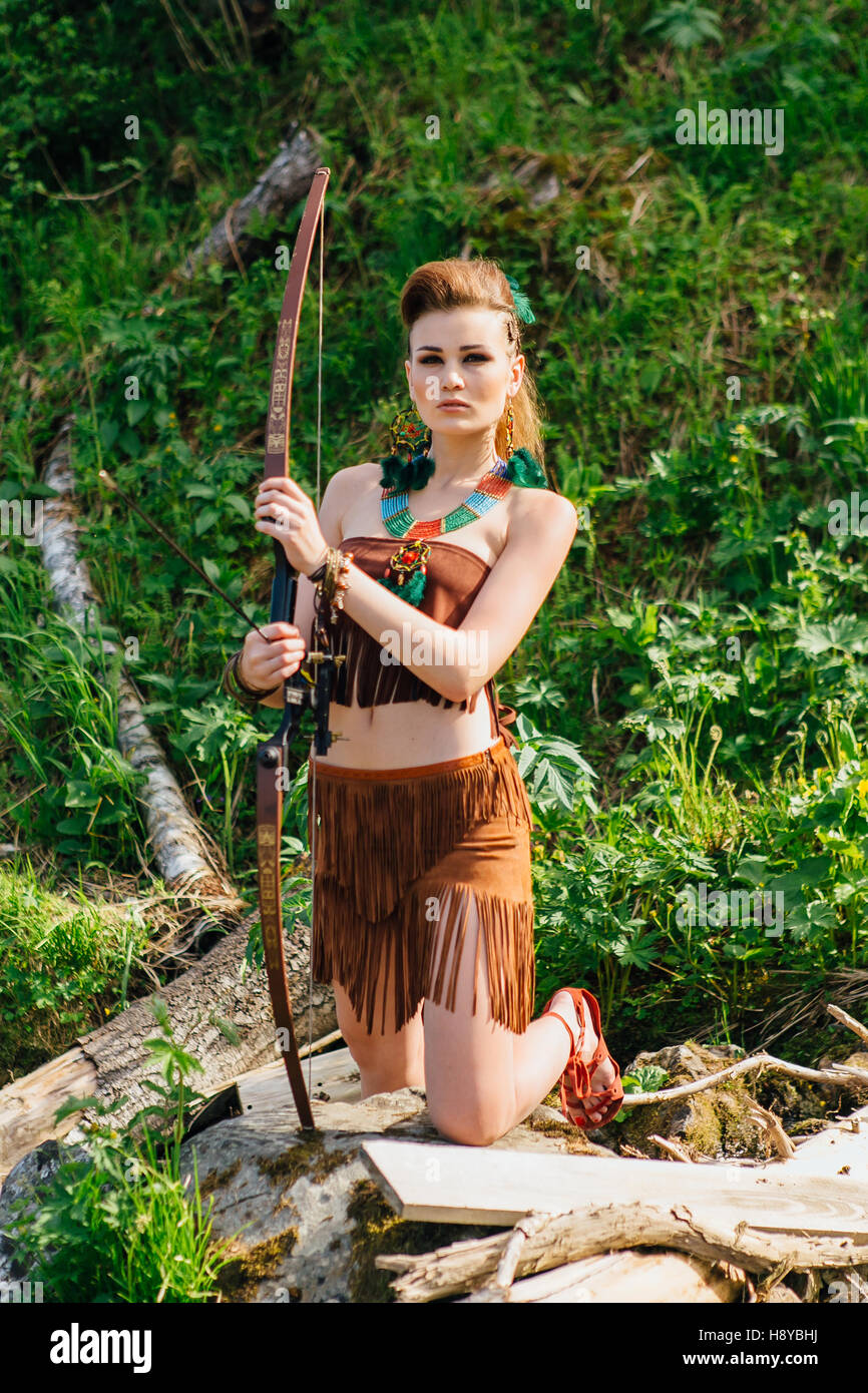 Die junge schöne Mädchen Amazon mit dem Ziel eines Bogens während der Jagd  in den Wald, mythische Persönlichkeit, ein Märchen, die Legende  Stockfotografie - Alamy