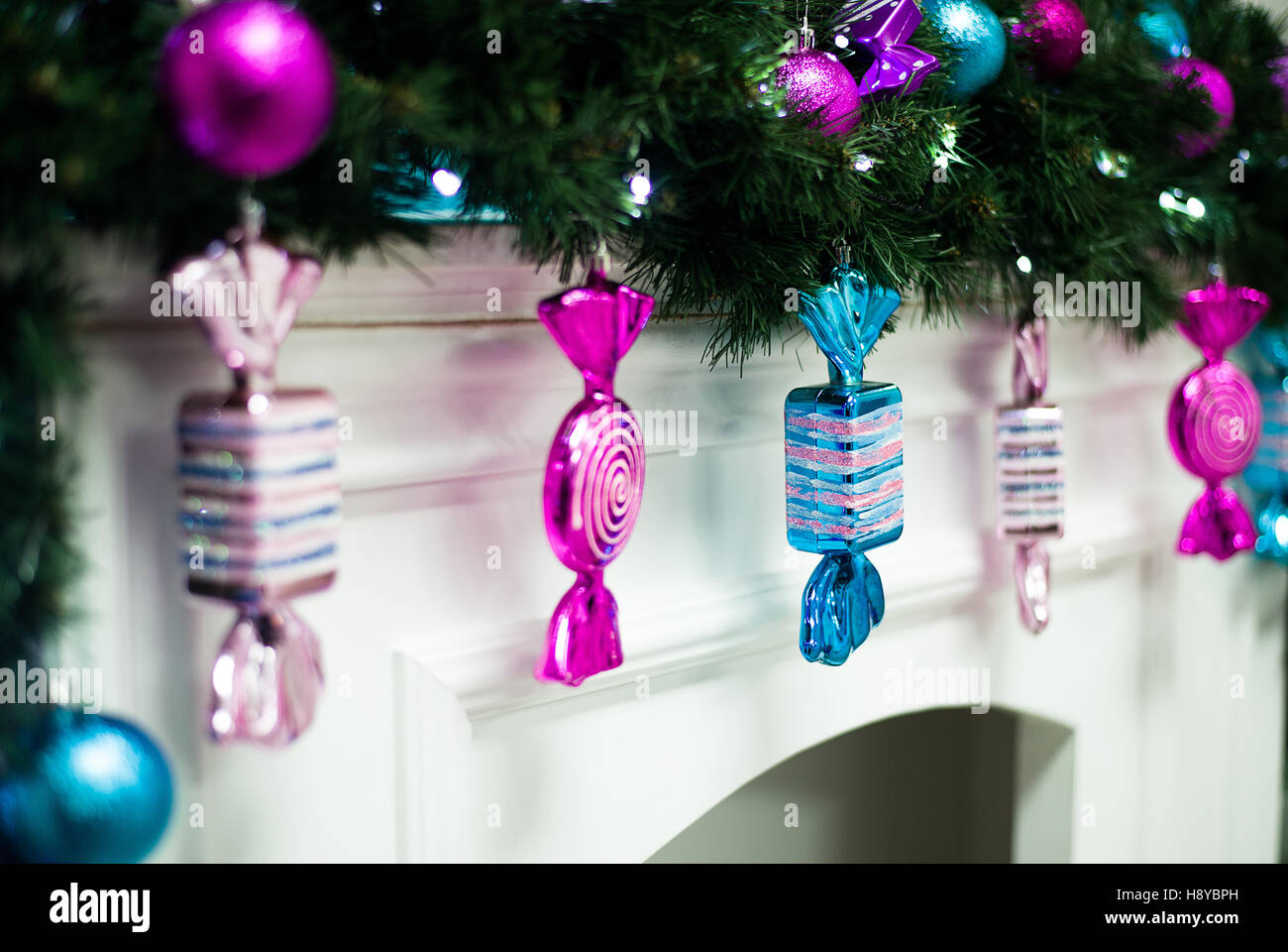 Glas Weihnachten Süßigkeiten hängen von einem Kranz auf dem Kaminsims Stockfoto