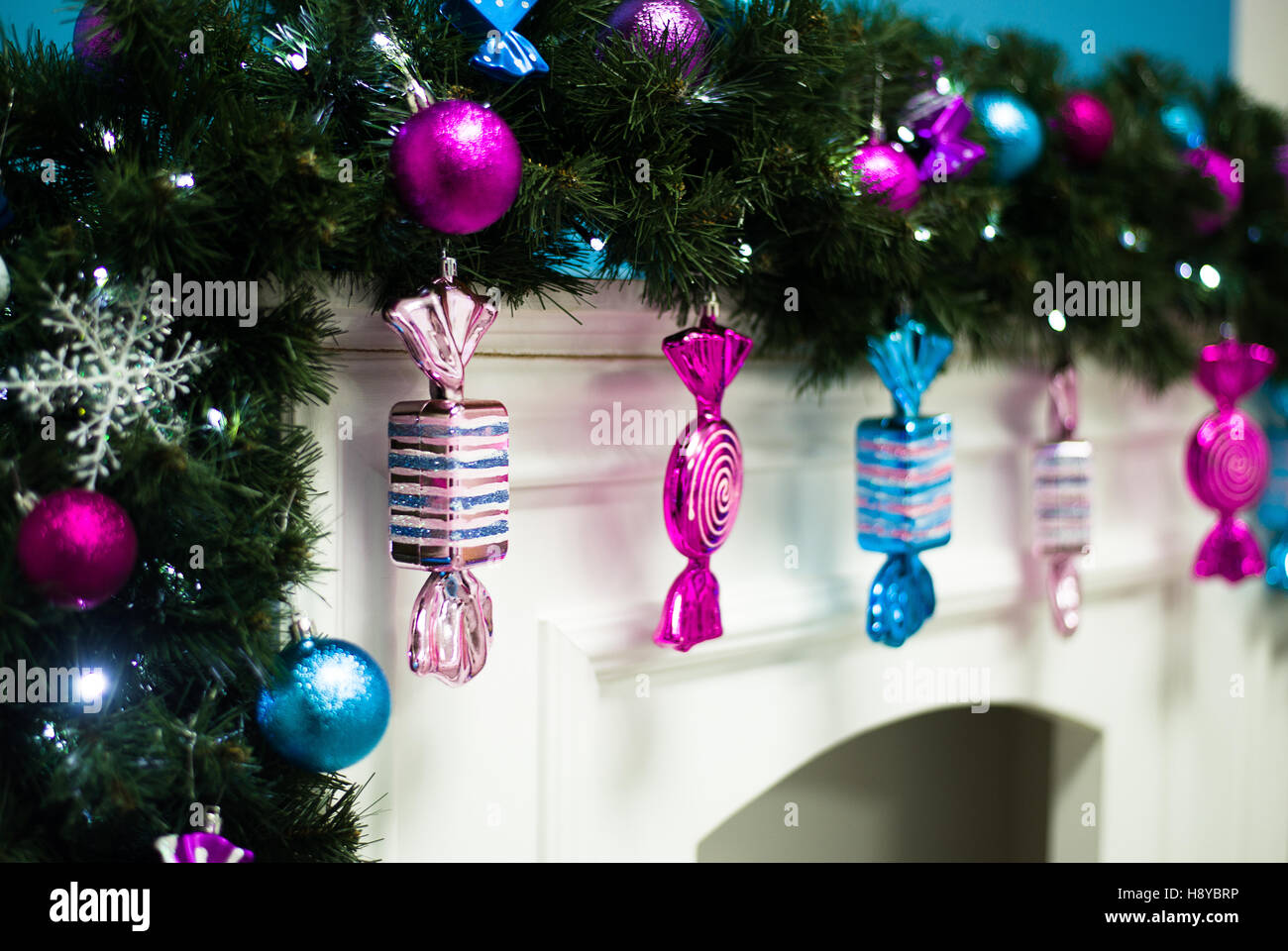 Glas Weihnachten Süßigkeiten hängen von einem Kranz auf dem Kaminsims Stockfoto