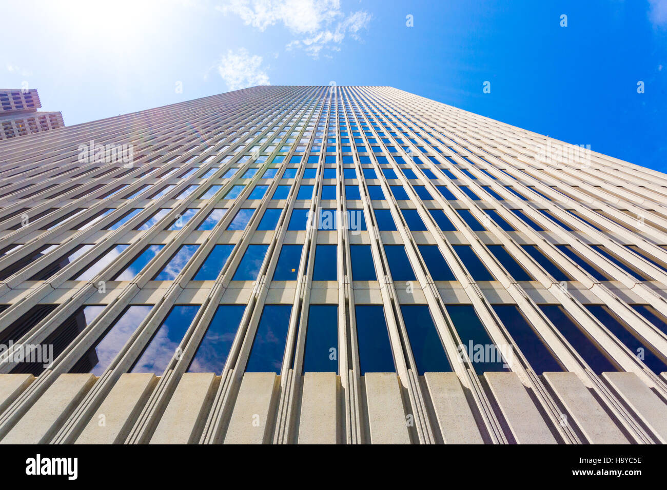 Fassade des Gebäudes ein Embarcadero aus niedrigen Winkel suchen gerade nach oben in den Himmel in San Francisco, Kalifornien, an einem sonnigen Stockfoto