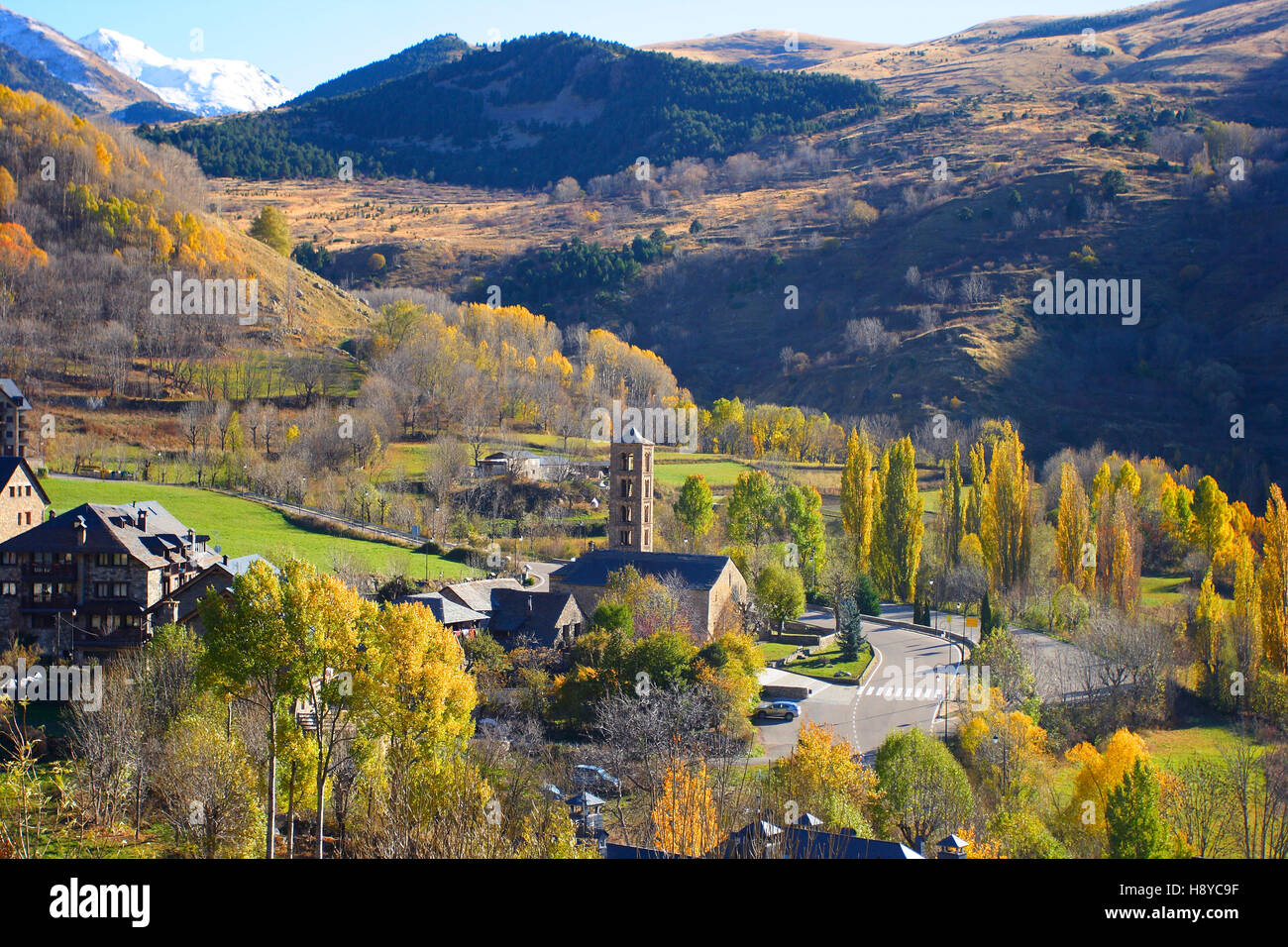 Taüll und Sant Climent de Taüll romanische Kirche auf den Herbst. Pyrenäen. Lleida. Spanien Stockfoto