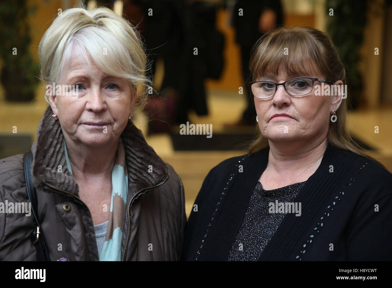 Familienmitglieder eines der "Verschwundenen" Kevin McKee, Schwester kommen Philomena McKee (rechts) und Tante Philomena Smyth in den Leichenbeschauer Gericht in Dublin, wo Obduktionen für Seamus Wright und McKee, zwei Männer entführt festgehalten werden, ermordet und heimlich von der IRA während des Nordirlandkonfliktes begraben. Stockfoto